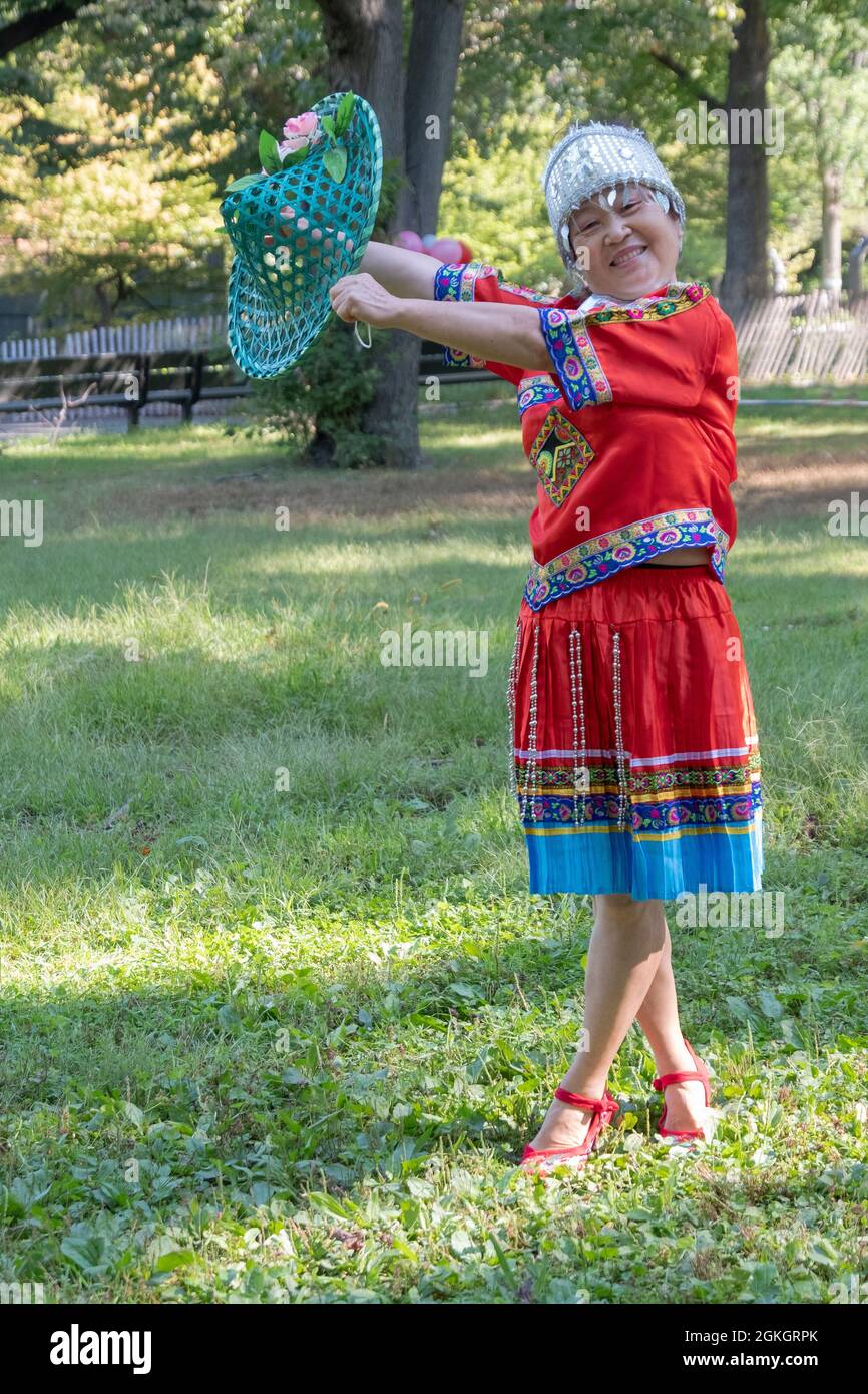 Ritratto posto di una donna nella troupe di danza Kai Xin Yizhu. Prima di uno spettacolo che celebra l'anniversario dei gruppi. A Queens, New York. Foto Stock