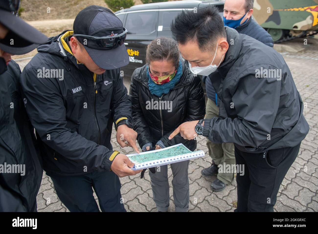 I membri del Ministero della Difesa Nazionale hanno parlato con il Dr. Robyn Rodriguez, capo della ricerca presso la Defense POW/mia Accounting Agency (DPAA), nell'ambito di una missione di indagine presso la zona demilitarizzata che separa la Corea del Nord e quella del Sud, il 16 aprile 2021. Il personale della DPAA è arrivato per condurre un'indagine sulle possibili posizioni dei membri di servizio degli Stati Uniti persi durante la guerra di Corea. La missione di DPAA è quella di realizzare il più possibile la contabilità per il personale degli Stati Uniti mancante e non contabilizzato per le loro famiglie e la nostra nazione. Foto Stock