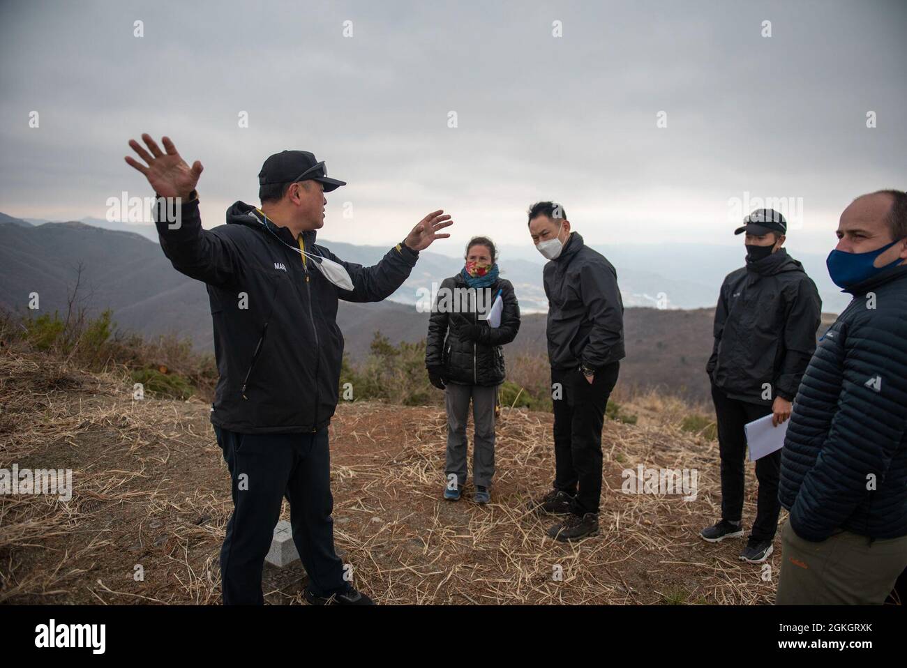 Master Sgt. Ji Young Chang, un investigatore con il Ministero della Difesa Nazionale ucciso in azione recupero e identificazione (MAKRI) parla ai membri della Difesa POW/mia Accounting Agency (DPAA) e MAKRI come parte di una missione di indagine vicino alla zona demilitarizzata che separa la Corea del Nord e Sud, il 16 aprile 2021. Il personale della DPAA è arrivato per condurre un'indagine sulle possibili posizioni dei membri di servizio degli Stati Uniti persi durante la guerra di Corea. La missione di DPAA è quella di realizzare il più possibile la contabilità per il personale degli Stati Uniti mancante e non contabilizzato per le loro famiglie e la nostra nazione. Foto Stock
