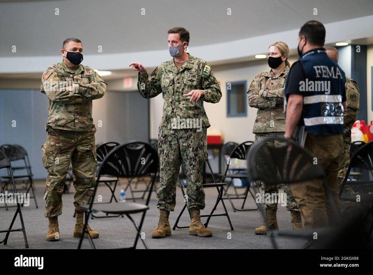 Il generale dell'esercito degli Stati Uniti Pablo Estrada, il comandante generale della Task Force 46, visita il Tulsa Community Vaccination Center (CVC) a Tulsa, Okla., 19 aprile 2021. Estrada ha osservato le operazioni quotidiane dei marinai della Marina degli Stati Uniti assegnati al comando di preparazione e addestramento medico della Marina di San Diego, durante la sua visita. Il comando del Nord degli Stati Uniti, attraverso l'Esercito del Nord degli Stati Uniti, rimane impegnato a fornire un supporto continuo e flessibile al Dipartimento della Difesa all'Agenzia federale di gestione delle emergenze come parte della risposta dell'intero governo al COVID-19. Foto Stock