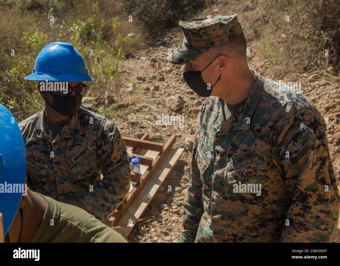 Kurt Boyd, comandante di Marine Wing Support Squadron (MWSS) 373, parla con Marines durante le riparazioni stradali sull'isola di Santa Catalina, California, 19 aprile 2021. La prontezza operativa e la natura ad adattamento rapido consentono alla MWSS-373 di lavorare in modo efficiente su strade e strade, manovrando al contempo il terreno montuoso mostrando come i Marines superino gli ostacoli e si adattino all'ambiente circostante. Foto Stock