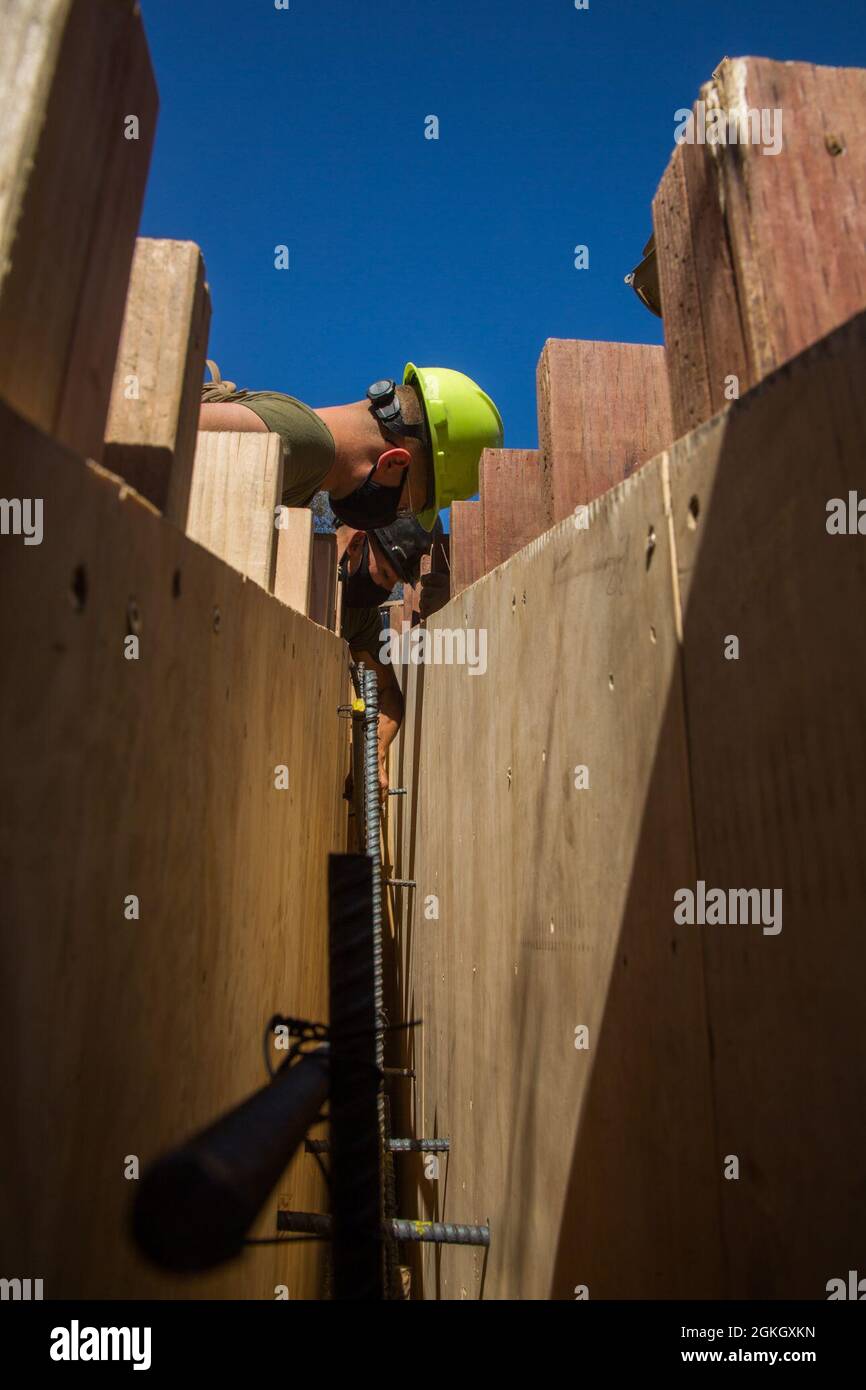 Marines USA con Marine Wing Support Squadron (MWSS) 373, riapplicare un muro di fondo durante le riparazioni stradali a Santa Catalina Island, California, 19 aprile 2021. La prontezza operativa e la natura ad adattamento rapido consentono alla MWSS-373 di lavorare in modo efficiente su strade e strade, manovrando al contempo il terreno montuoso mostrando come i Marines superino gli ostacoli e si adattino all'ambiente circostante. Foto Stock