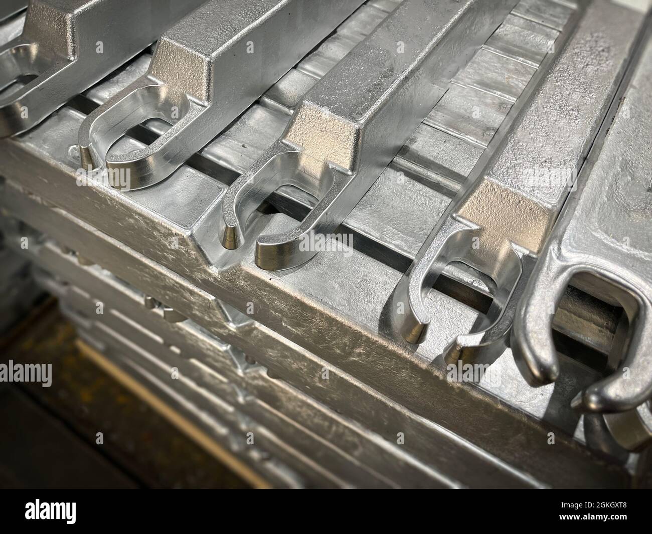 Lingotti in lega di alluminio impilati in primo piano, materiale di pressofusione ad alta pressione, materia prima, risorse per l'industria automobilistica Foto Stock