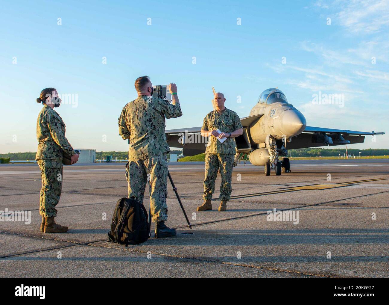 210419-N-OC333-031 VIRGINIA BEACH, Virginia (aprile 19, 2021) ADM. Christopher W. Grady, comandante, comando delle forze della flotta degli Stati Uniti, e laureato dell'Università di Notre Dame, conduce un'intervista dal vivo con la scuola dalla linea di volo della base aerea navale Oceana, Virginia, 19 aprile 2021. Grady ha condiviso la sua prospettiva sul legame di lunga data della Marina con l’università durante un giorno in cui le storie di studenti, professori, alunni e amici di Notre Dame che stanno facendo un impatto in tutto il mondo sono condivise. Grady è stato Unito da una manciata di alumni residenti nell'area di Hampton Roads. Foto Stock