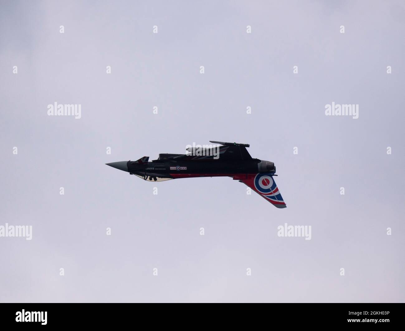 Combattente RAF Typhoon ( soprannome Black Jack ) invertito durante un'esposizione aerea al Bournemouth Air Show 2021 Foto Stock
