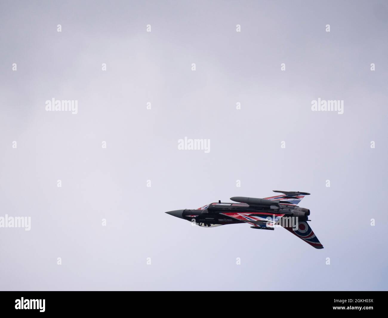 Combattente RAF Typhoon ( soprannome Black Jack ) invertito durante un'esposizione aerea al Bournemouth Air Show 2021 Foto Stock