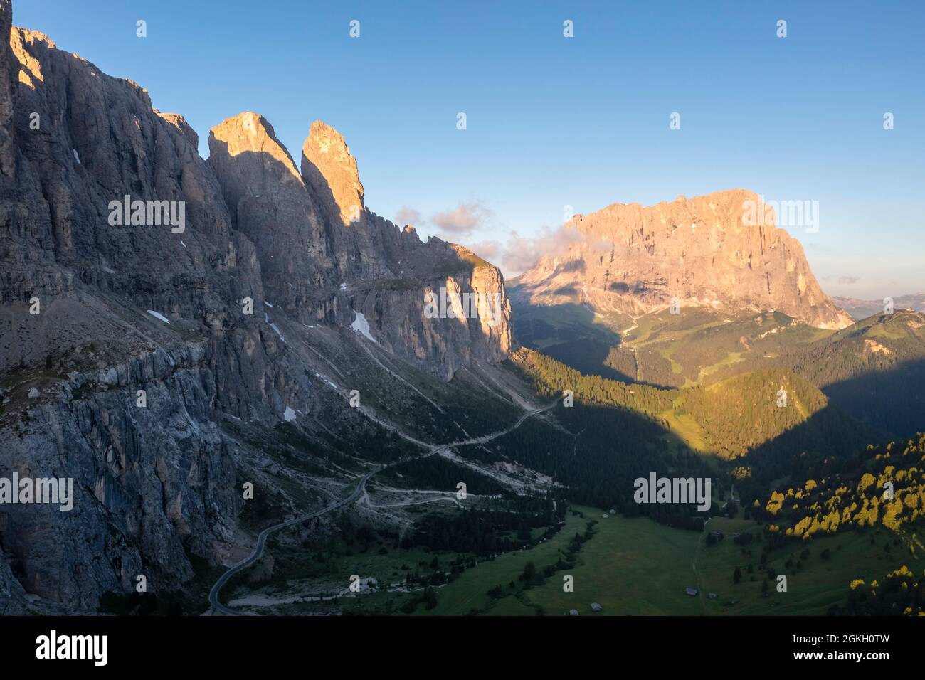 Veduta aerea del Passo Gardena e del Sassolungo all'alba. Dolomiti, Alto Adige, Bolzano, Italia, Europa. Foto Stock