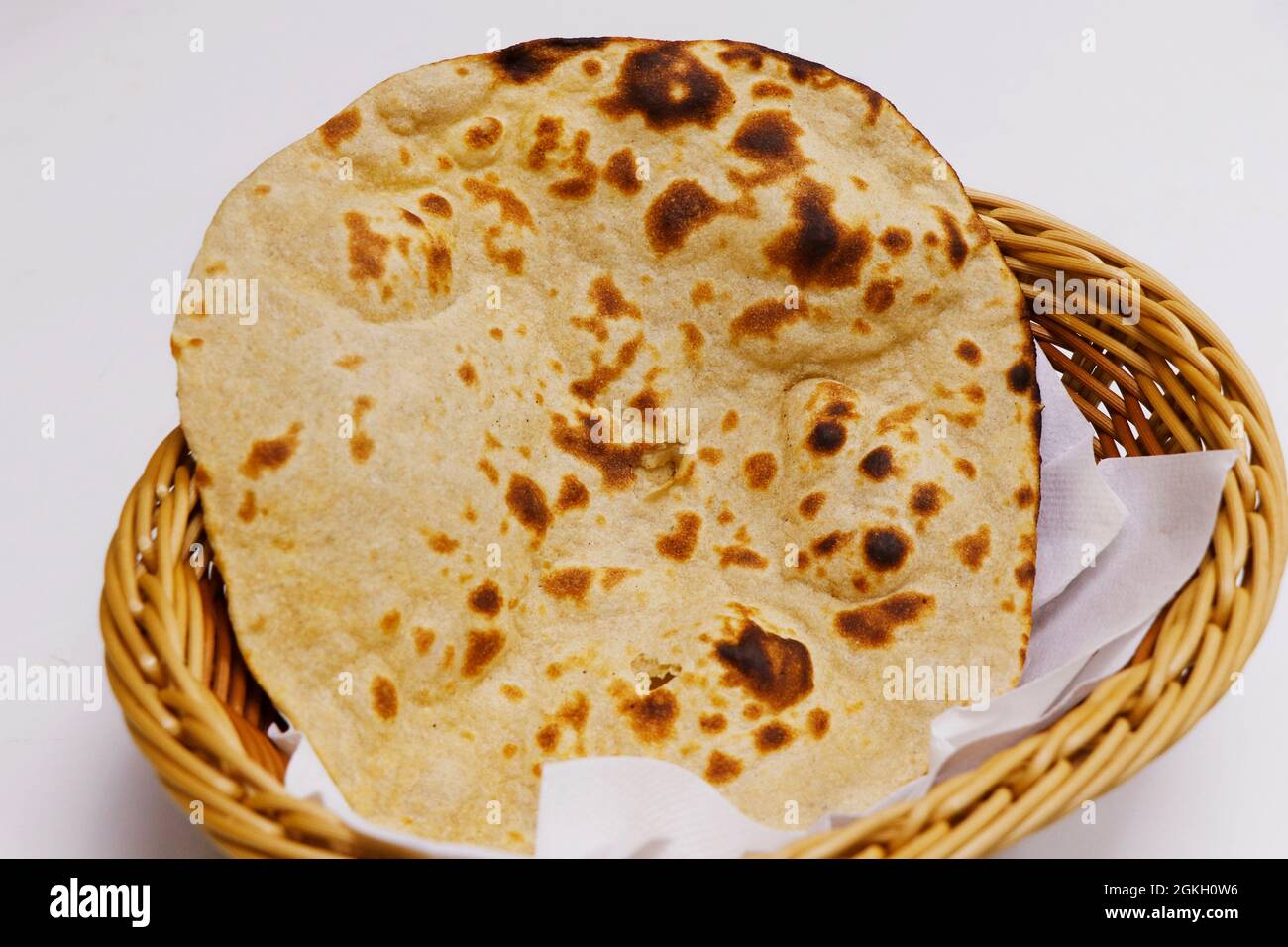 pane tandoori naan o roti in un cestino, pane cotto al forno indiano Foto Stock