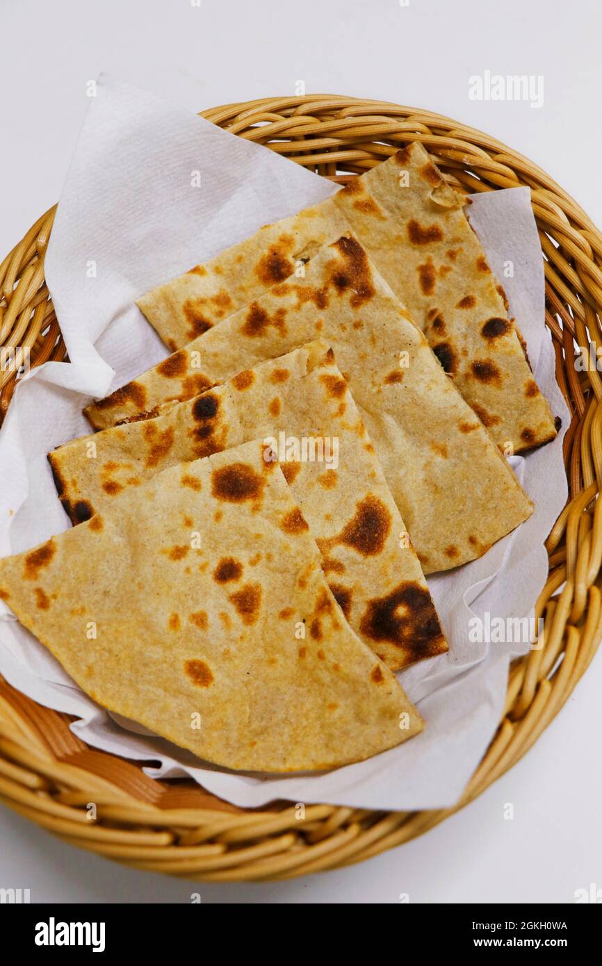 pane tandoori naan o roti in un cestino, pane cotto al forno indiano Foto Stock