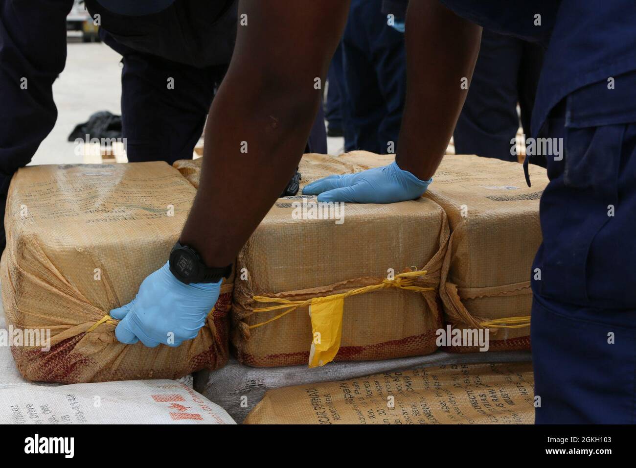 L'equipaggio della Cutter Tampa della Guardia costiera ha scaricato circa 5,500 libbre di cocaina, per un valore stimato di 94.6 milioni di dollari a base Miami Beach, Miami, Florida, 20 aprile 2021. L'interdizione è stata il risultato di sforzi multi-agenzia a sostegno delle operazioni avanzate contro gli stupefacenti del comando del sud degli Stati Uniti nell'emisfero occidentale, la forza d'azione di applicazione della droga di crimine organizzato (OCDETF) e i programmi di area di traffico di droga di alta intensità (HIDTA) e la forza di sciopero del corridoio caraibico (CCSF). Foto Stock