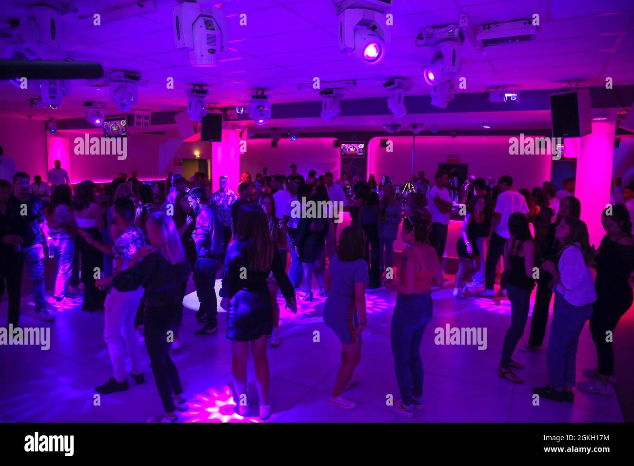 Francia, Saint Peray, 2021-08-28. Clubs sulla pista da ballo senza maschera. Dopo più di 17 mesi di chiusura, la discoteca Seven, che può acco Foto Stock