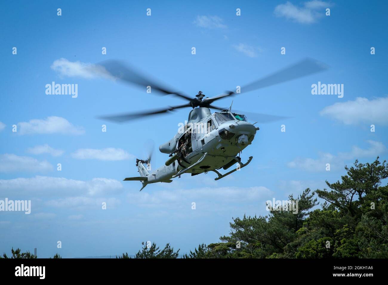 Un elicottero UH-1Y Venom, con la prima ala Marine Air, vola a Marines con Ordnance Maintenance Company (OMC), 3d Maintenance Battalion, 3d Marine Logistics Group (MLG) nella Landing zone Kiwi, Okinawa, Giappone, 20 aprile 2021. OMC Marines esegue regolarmente interventi di manutenzione su campi e terreni per mantenere l'efficienza tattica e la capacità di fornire supporto in ambienti austeri. 3d MLG, con sede a Okinawa, in Giappone, è un'unità di combattimento implementata in avanti che funge da backbone di supporto completo per la logistica e il servizio di combattimento della III Marine Expeditionary Force per le operazioni in tutto l'Ind Foto Stock