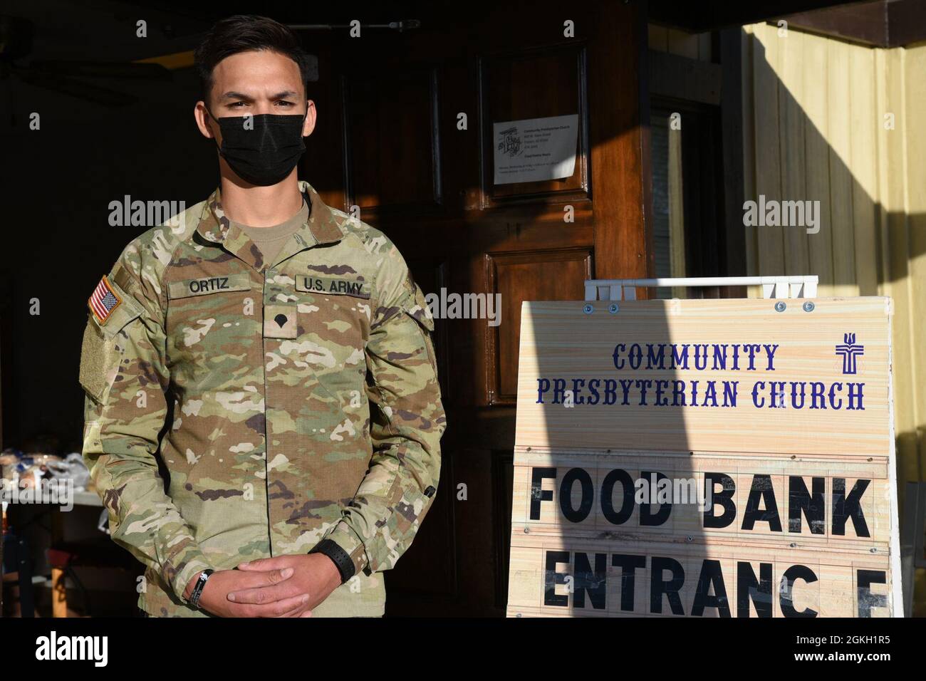 Serving mi fa sentire davvero bene dentro, mi fa sentire come se facessi la differenza. Non sono dell'Arizona e sono stato in grado di viaggiare in diverse aree dell'Arizona in missione; luoghi come Payson, Nogales e la Navajo Nation. Ovunque andiamo, le persone sono davvero gentili. È una grande esperienza di vita e non la cambierei per niente. — SPC. Andres Ortiz, 2220th Transportation Company, specialista dei trasporti, è presente nella missione COVID-19 dal marzo 2020. Foto Stock
