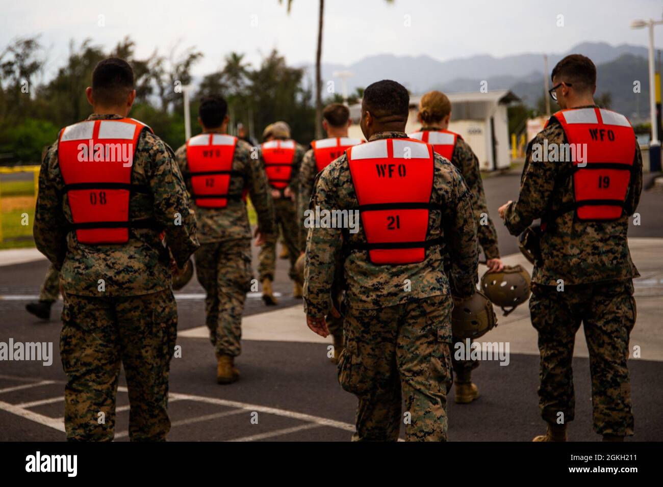 I Marines statunitensi della sede centrale di Battaglione, Marine Corps base Hawaii, partecipano ad un evento di addestramento di helocast, MCBH, 20 aprile 2021. Lo scopo dell'allenamento è quello di insegnare a Marines come inserirsi in un corpo d'acqua da una risorsa d'aria. Foto Stock