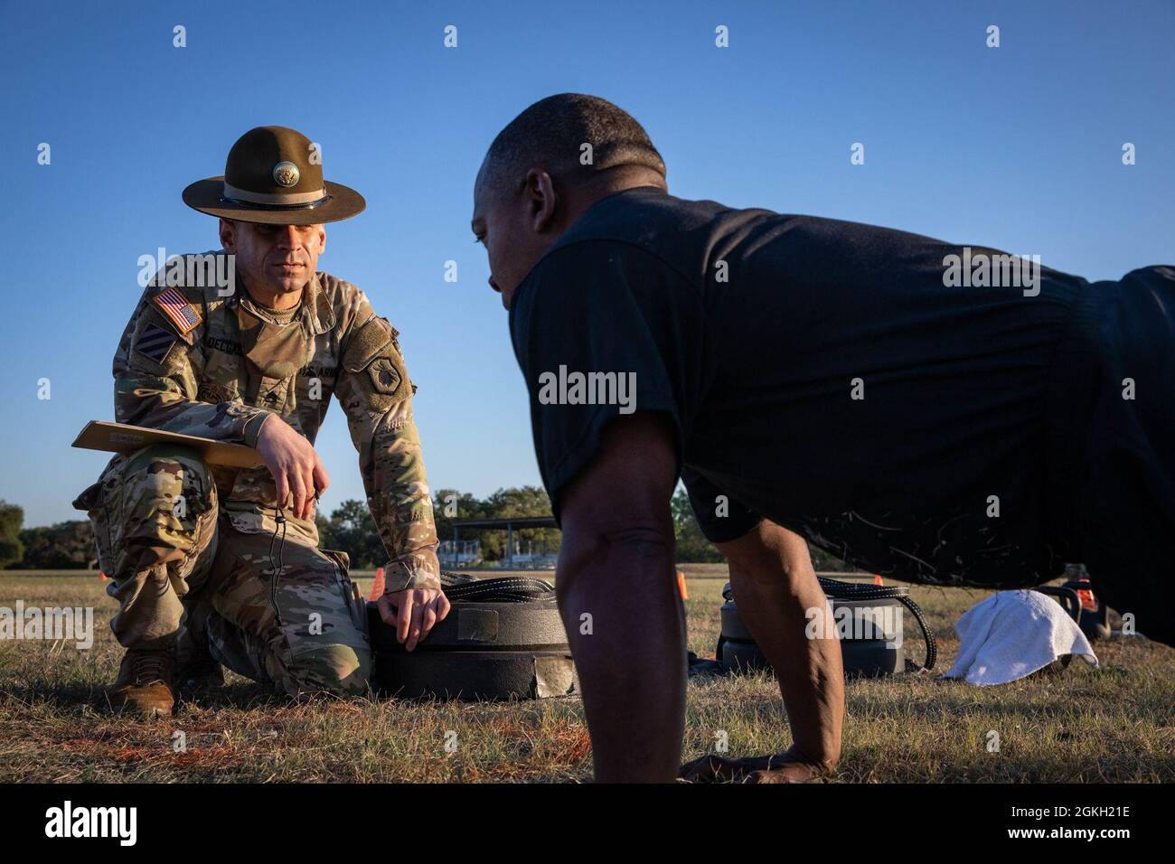 Derrick Robey, il Major dell'Esercito degli Stati Uniti, conduce un push up durante l'evento push-up di rilascio della mano per un test diagnostico di idoneità al combattimento dell'Esercito (ACFT) a Camp Bullis a San Antonio, Texas, 20 aprile 2021. L'ACFT fa parte dell'esercizio di preparazione operativa del contratto (CORE), che funge da esercizio culminante per i soldati destinati a dispiegarsi nei prossimi mesi e nel prossimo anno fiscale. IL CORE-21 comprende anche la qualificazione delle armi, la navigazione terrestre e altri corsi di formazione accessori. Foto Stock