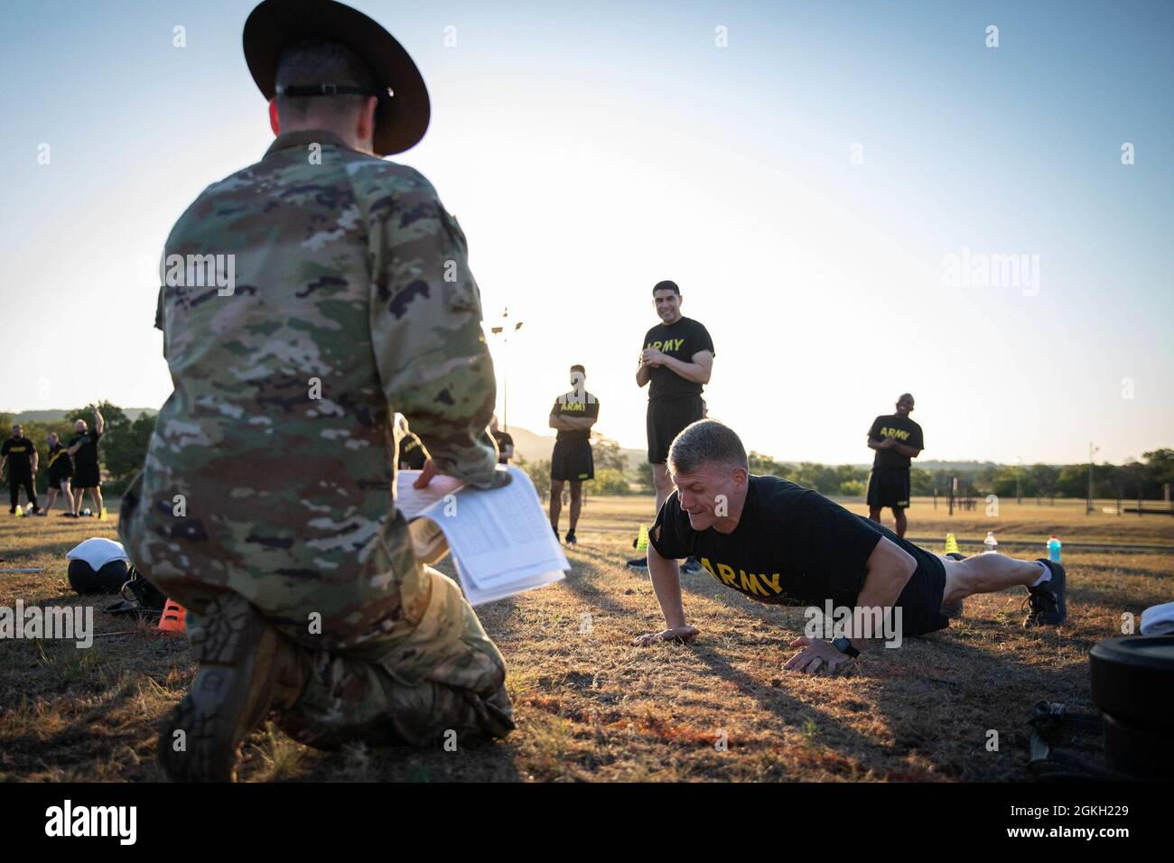 Matthew Spartz completa l'evento push-up di rilascio della mano durante un test diagnostico di idoneità al combattimento dell'esercito (ACFT) a Camp Bullis a San Antonio, Texas, 20 aprile 2021. L'ACFT fa parte dell'esercizio di preparazione operativa del contratto, che funge da esercizio culminante per i soldati destinati a dispiegarsi nei prossimi mesi e nel prossimo anno fiscale. Foto Stock