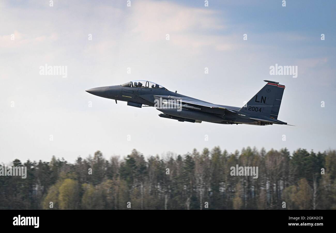 Un F-15E Sciopero Eagle assegnato al 494° Fighter Squadron decade dalla linea del flightline durante un Agile Combat Employment Exercise, Agile Liberty, presso la base aerea di Łask, Polonia, 20 aprile 2021. La formazione con alleati e partner congiunti e combinati è essenziale per il successo del concetto Agile Combat Employment, aumenta la letalità della 48a ala combattente e migliora l’interoperabilità; consentendo alle nostre forze di contrastare l’aggressione militare e la coercizione condividendo le responsabilità per la difesa comune. Foto Stock