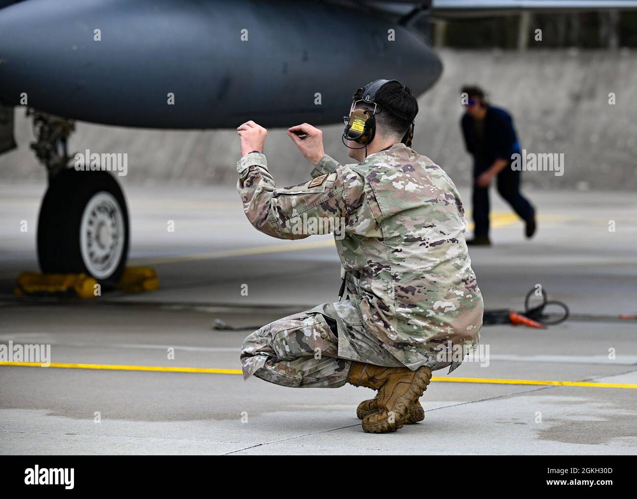 Un 48° Airman del Maintenance Group comunica con un pilota prima di lanciare un F-15E Sciopero Eagle durante un'esercitazione Agile Combat Employment, Agile Liberty, presso la base aerea di Łask, Polonia, 20 aprile 2021. La formazione con alleati e partner congiunti e combinati è essenziale per il successo del concetto Agile Combat Employment, aumenta la letalità della 48a ala combattente e migliora l’interoperabilità; consentendo alle nostre forze di contrastare l’aggressione militare e la coercizione condividendo le responsabilità per la difesa comune. Foto Stock