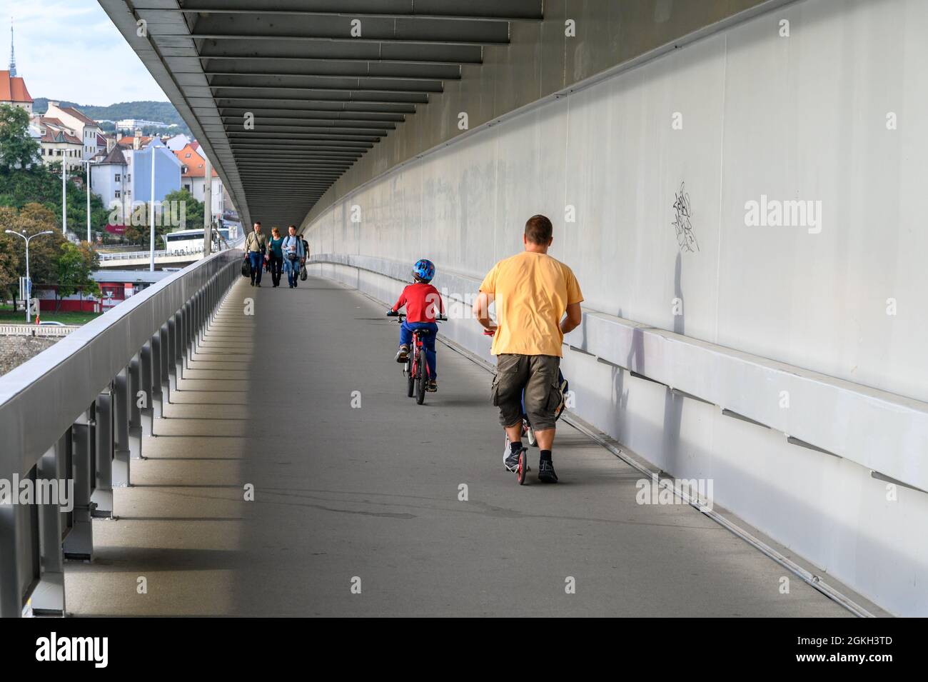 Bratislava, Slovacchia - 27 settembre 2019 - Padre e figlio attraversano il ponte. Foto Stock