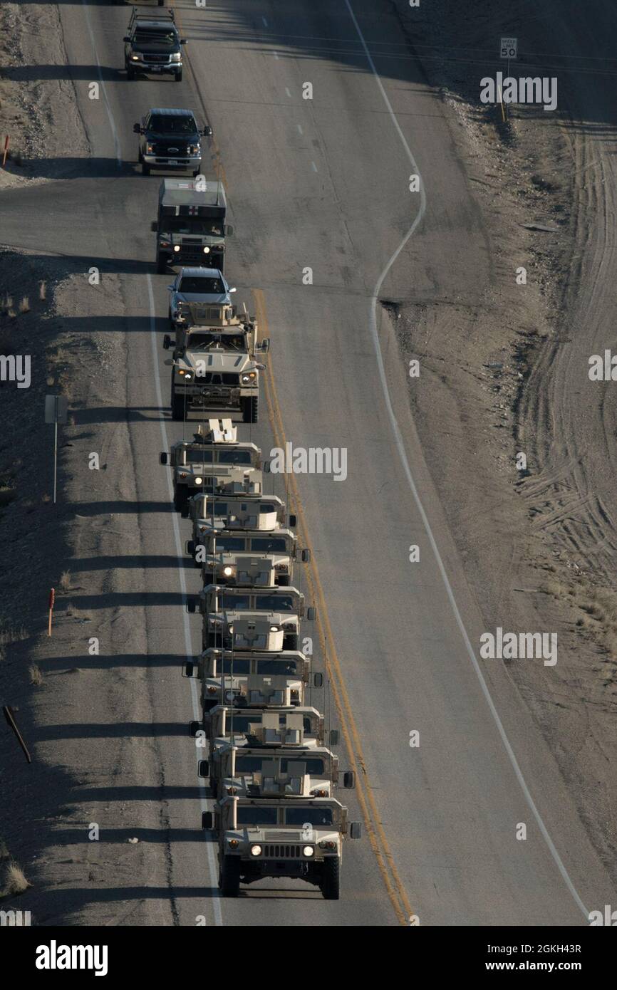 Il convoglio di otto Humvees seguito da istruttori e veicoli di supporto fanno la loro strada lungo Pleasant Valley Road al sito di formazione. Trentadue soldati provenienti da una varietà di località, unità e status hanno recentemente completato il corso di leadership avanzata Cavalry Scout presso il Gowen Field di Boise, Idaho. Condotta dal 1-204th Regional Training Institute dell'Idaho Army National Guards, l'addestramento ha portato i soldati attraverso le ambientazioni in classe e, infine, sul campo di addestramento sul campo Orchard Combat Training Center Desert Ranges. Lo scopo del corso è quello di rafforzare la decisione critica e creativa ma Foto Stock