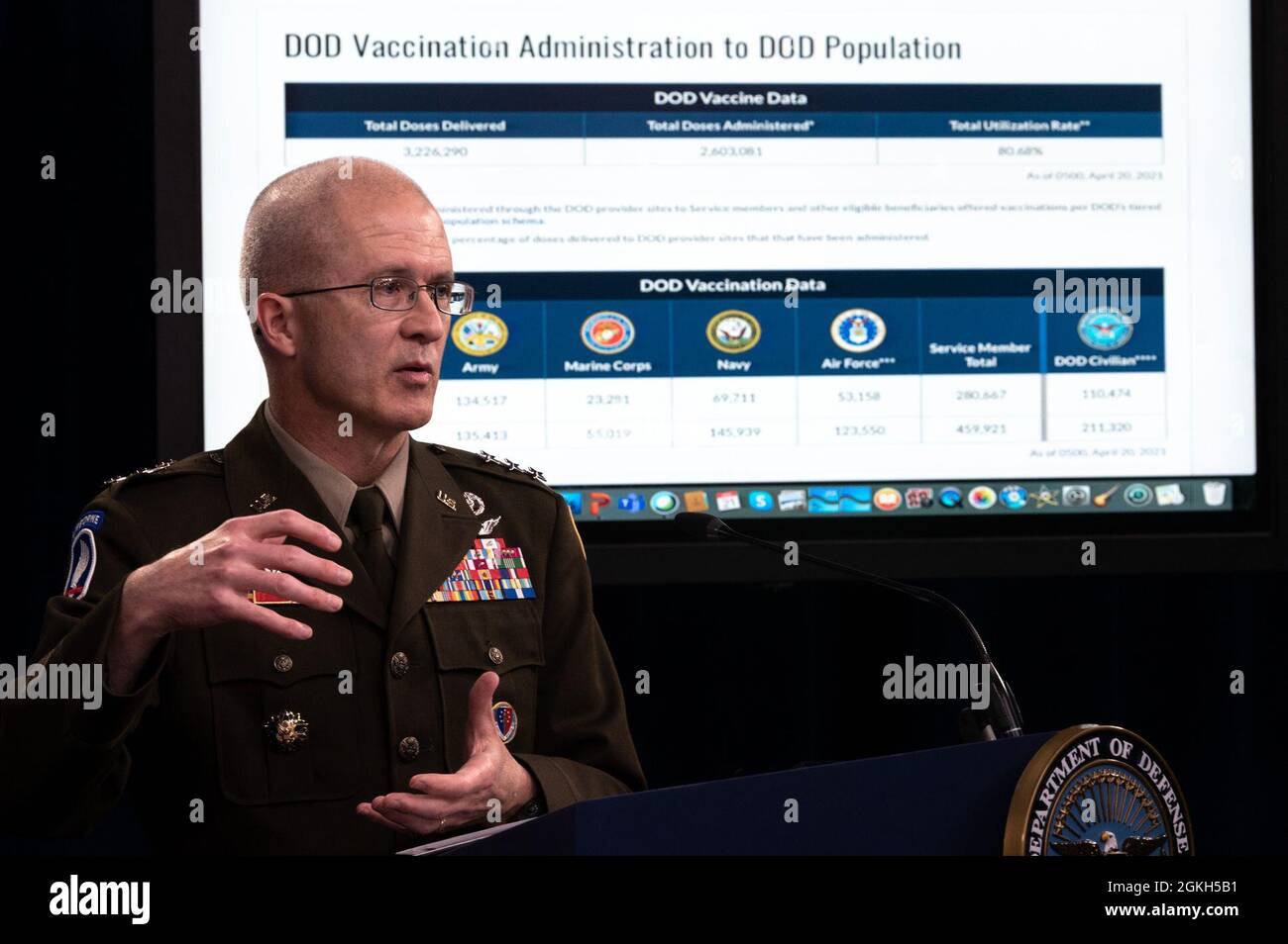 Il direttore dell'Agenzia per la Salute della Difesa, Army Lt. Gen. Ronald J. Place, presenta osservazioni in occasione di un briefing mediatico sul COVID-19, il Pentagono, Washington, D.C., aprile 21, 2021. Foto Stock