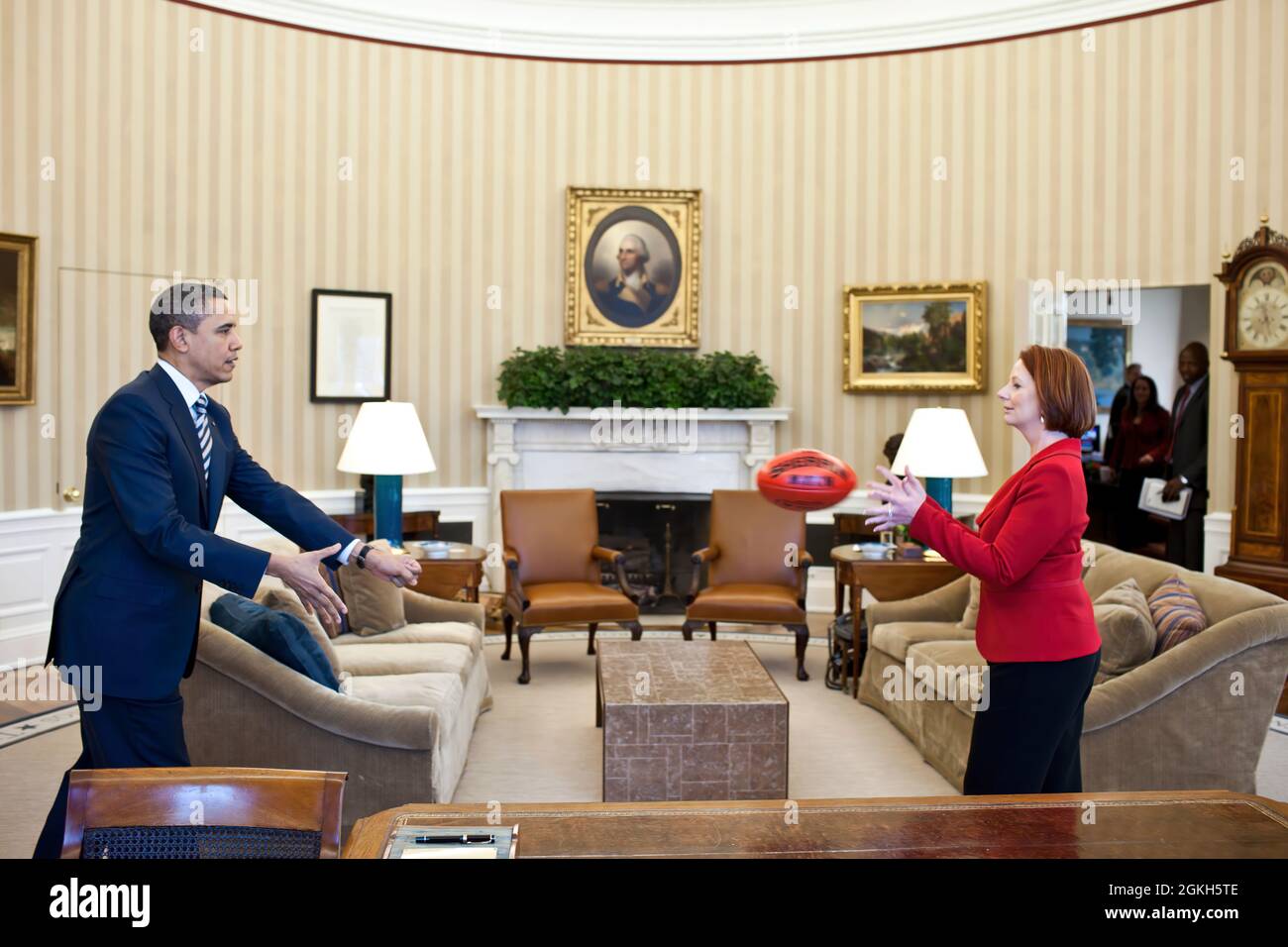 Il presidente Barack Obama pratica il passaggio di un calcio con il primo ministro australiano Julia Gillard nell'ufficio ovale, 7 marzo 2011. In base alle regole della Lega di Calcio Australiana, un giocatore deve tenere la palla davanti a loro e punzonarla con un pugno aggrappato per condurre un passaggio legale ad un altro giocatore. (Foto ufficiale della Casa Bianca di Pete Souza) questa fotografia è fornita dalla CASA BIANCA come cortesia e può essere stampata dal soggetto(i) nella fotografia solo per uso personale. La fotografia non può essere manipolata in alcun modo e non può essere altrimenti riprodotta, diffusa o trasmessa; Foto Stock