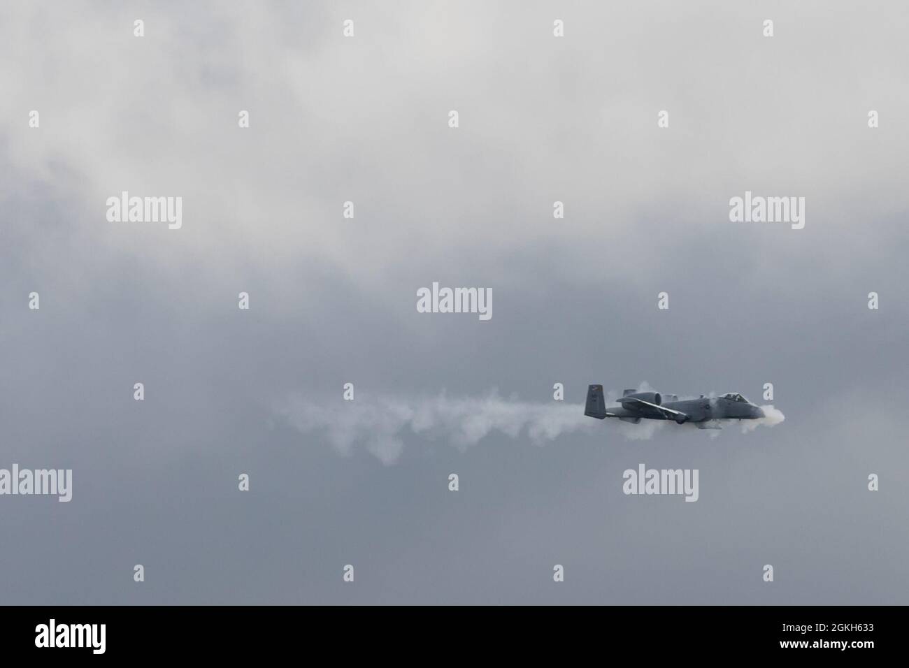 Una U.S. Air Force A-10C Thunderbolt II con la 104a squadra della Guardia Nazionale del Maryland Air, si allena alla Warren Grove Range nella Ocean County, N.J., 21 aprile 2021. Foto Stock