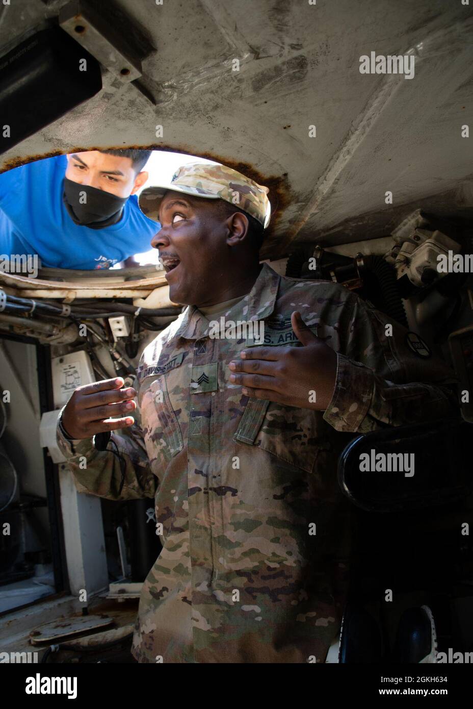 Esercito degli Stati Uniti Sgt. Kianah Davis-Stitt, un equipaggio assegnato alla Charlie Company, 1° Battaglione, 120° reggimento fanteria; 30° squadra di combattimento delle brigate corazzate; La Guardia Nazionale dell'Esercito del Nord Carolina, colloqui con i cadetti del corpo di addestramento dei funzionari della Riserva Junior dell'Esercito di Saint Pauls (JROTC) dell'Esercito degli Stati Uniti circa il carro armato degli Abrams M1A1 alla High School di West Columbus, Cerro Gordo, Carolina del Nord, 21 aprile 2021. Il Battaglione NCARNG Recruiting & Retention, il 30esimo ABCT e la 113esima Brigata di sostegno, NCARNG, hanno Unito le forze per educare quattro organizzazioni JROTC delle scuole superiori e la comunità WCHS sul NCARNG. Foto Stock