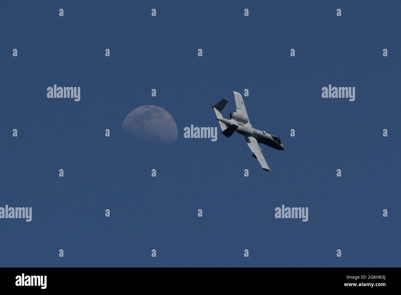 Una U.S. Air Force A-10C Thunderbolt II con la 104a squadra della Guardia Nazionale del Maryland Air, si allena alla Warren Grove Range nella Ocean County, N.J., 21 aprile 2021. Foto Stock