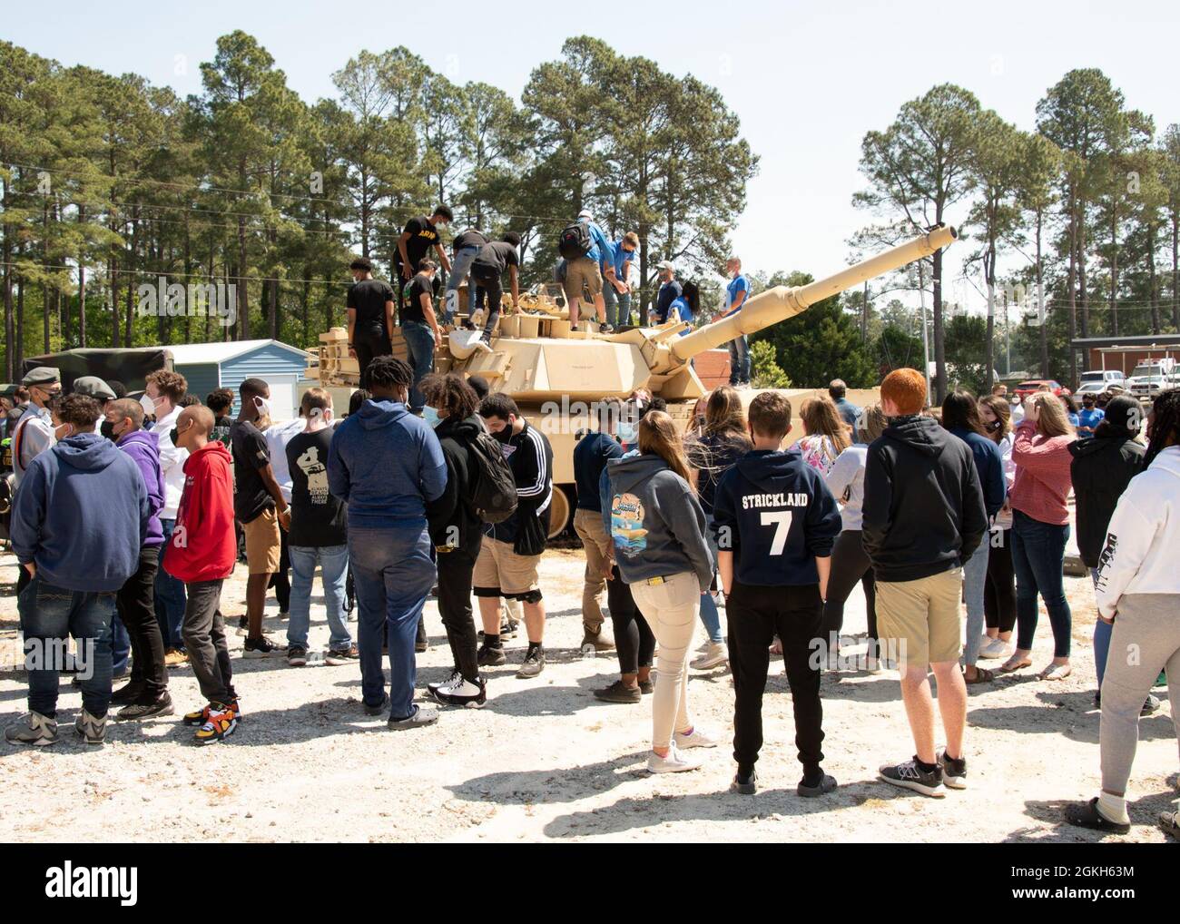 Un 30esimo Armored Brigade Combat Team M1A1 Abrams Tank è stata l'attrazione principale della West Columbus High School, Cerro Gordo, North Carolina, 21 aprile 2021. Il Battaglione di reclutamento e conservazione NCARNG, il 30esimo ABCT e la 113esima Brigata di sostegno, NCARNG, hanno Unito le forze per educare quattro programmi JROTC delle scuole superiori e la comunità WCHS sul NCARNG. Foto Stock