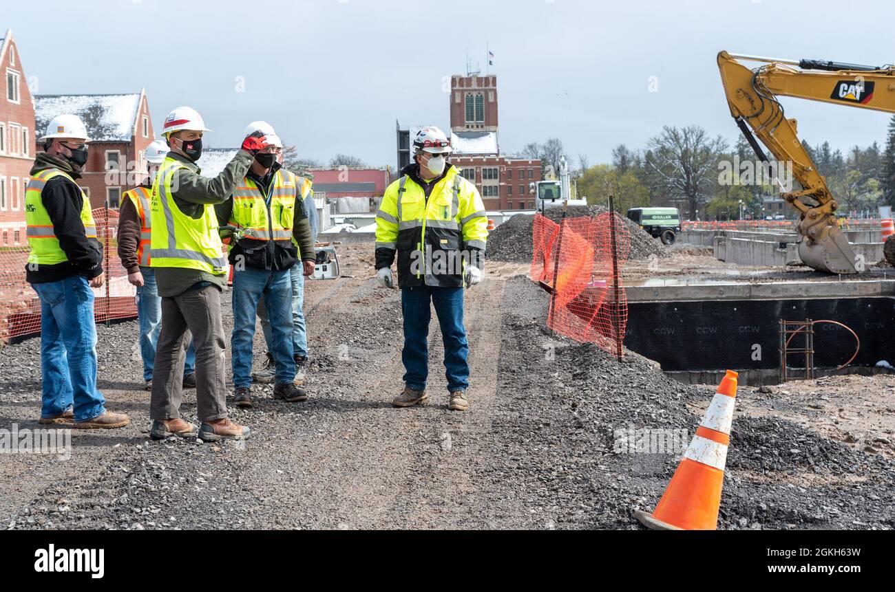 Lavoro al Canandaigua VA Medical Center a Canandaigua, NY, 22 aprile 2021. Il corpo degli ingegneri dell'esercito degli Stati Uniti e il Dipartimento degli Affari dei Veterani sono partner nella realizzazione del progetto Canandaigua VA Medical Center, che fornisce una struttura medica all'avanguardia e un'infrastruttura di assistenza sanitaria a circa 65,000 veterani che vivono in e intorno alla Grande Canandaigua, NY area. Foto Stock