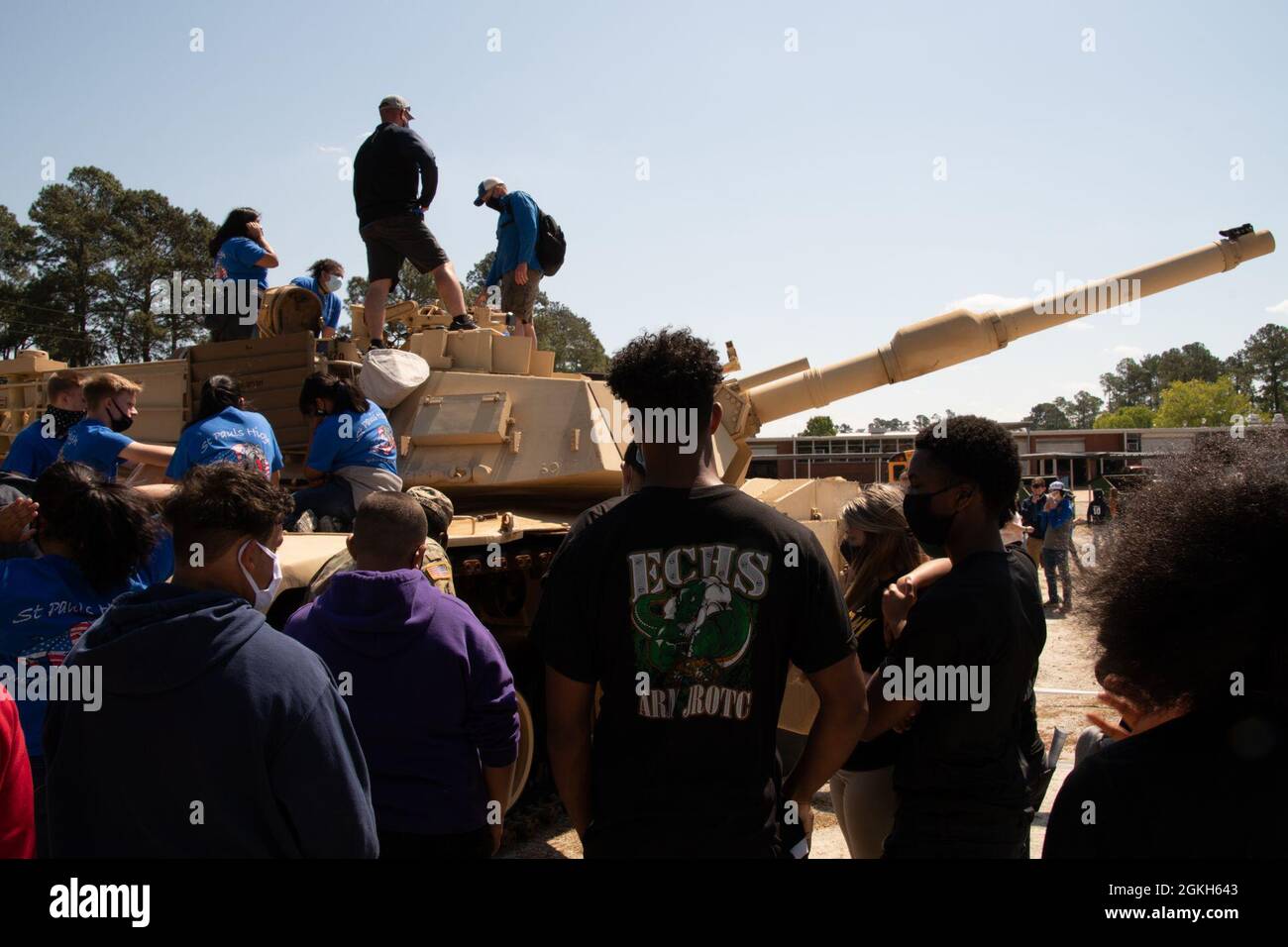 Un 30esimo Armored Brigade Combat Team M1A1 Abrams Tank è stata l'attrazione principale della West Columbus High School, Cerro Gordo, North Carolina, 21 aprile 2021. Il Battaglione di reclutamento e conservazione NCARNG, il 30esimo ABCT e la 113esima Brigata di sostegno, NCARNG, hanno Unito le forze per educare quattro programmi JROTC delle scuole superiori e la comunità WCHS sul NCARNG. Foto Stock