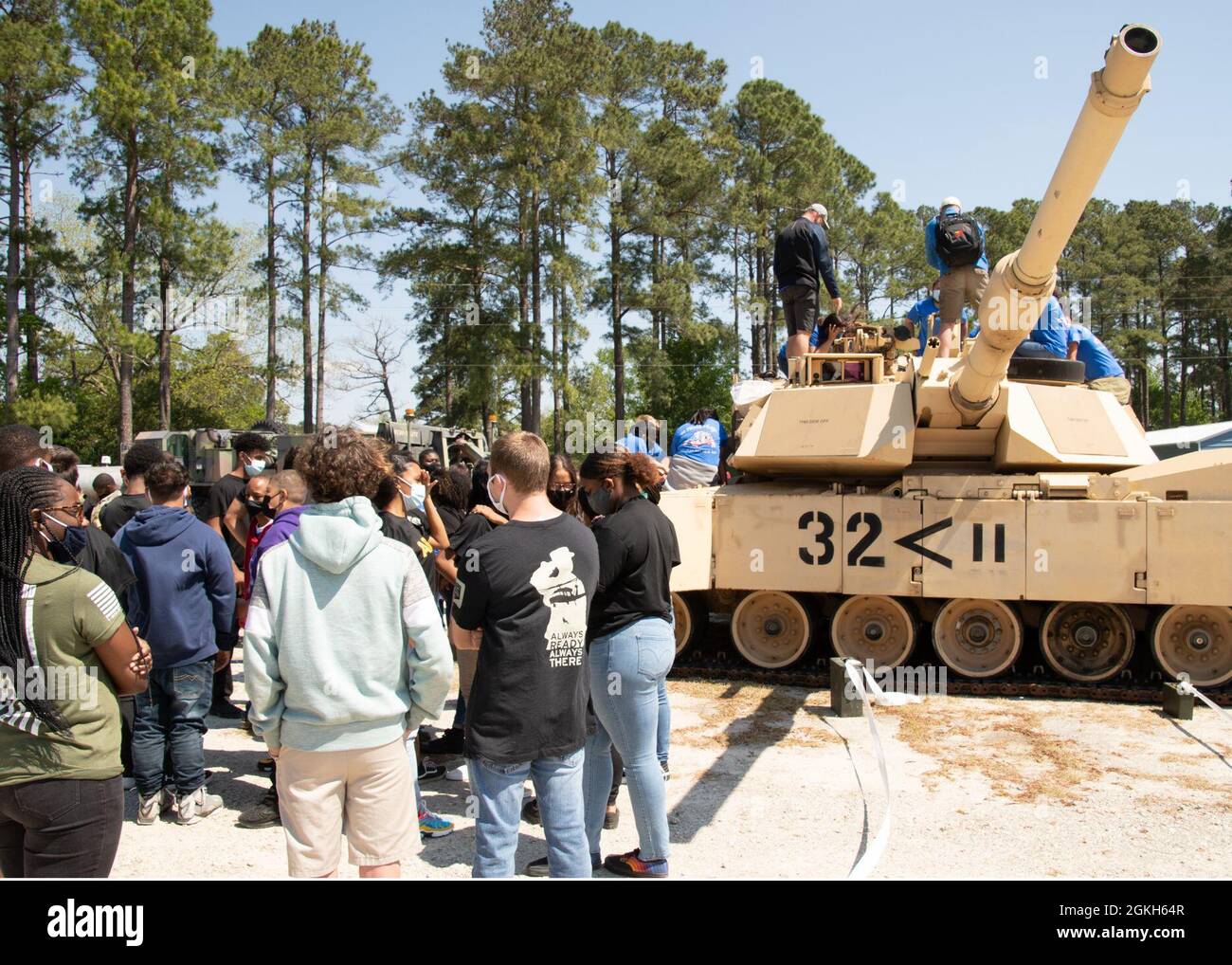 Un 30esimo Armored Brigade Combat Team M1A1 Abrams Tank è stata l'attrazione principale della West Columbus High School, Cerro Gordo, North Carolina, 21 aprile 2021. Il Battaglione di reclutamento e conservazione NCARNG, il 30esimo ABCT e la 113esima Brigata di sostegno, NCARNG, hanno Unito le forze per educare quattro programmi JROTC delle scuole superiori e la comunità WCHS sul NCARNG. Foto Stock