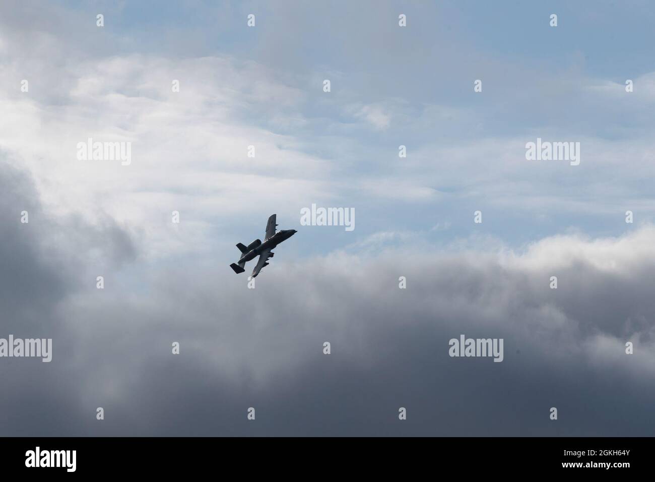 Una U.S. Air Force A-10C Thunderbolt II con la 104a squadra della Guardia Nazionale del Maryland Air, si allena alla Warren Grove Range nella Ocean County, N.J., 21 aprile 2021. Foto Stock
