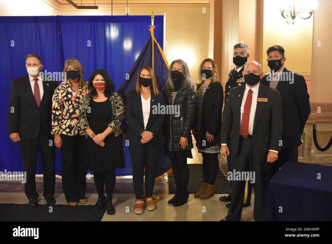 Perry Wiggins, Christine Benne, Janet Nichols, Melissa Yerman, Fay Sims, Rachel Olson, col. Will McKannay, l'on. Scott Stuckey, e Craig Bender, Fort Riley e Flint Hills leader, commemorano la firma di Kansas House Bill 2066, che fornisce una licenza di reciprocità rapida a tutti i kansan. Gov. Laura Kelly ha firmato la legge il 21 aprile presso la capitale dello stato. Foto Stock