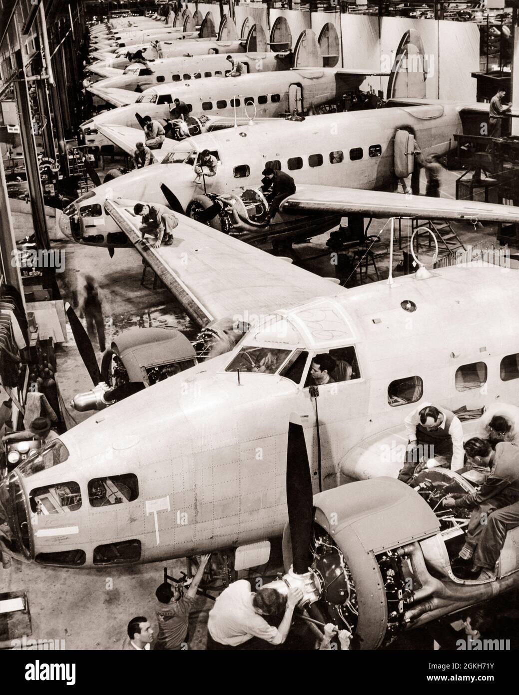 1930 ANNI 1940 LOCKHEED LINEA DI PRODOTTI AEREI COSTRUZIONE DI AEREI HUDSON BOMBARDIERI CHIAMATO ANCHE VECCHIO BOOMERANG DALLA R A F. - A3179 HAR001 HARS B&W OBIETTIVI HUDSON HOME FRONTE AEREI AD ANGOLO ALTO GUERRE MONDIALI LAVORO GUERRA MONDIALE GUERRA MONDIALE DUE GUERRA MONDIALE II OCCUPAZIONE AERONAUTICA OCCUPAZIONE OCCUPAZIONE TEMPO DI GUERRA SUPPORTO GUERRA MONDIALE 2 BOMBARDIERI IMPIEGATO 1939 COLLABORAZIONE COSTRUITA LOCKHEED PRECISIONE NERO E. HAR001 BIANCO CHE LAVORA IN VECCHIO STILE Foto Stock 1930 ANNI 1940 LOCKHEED LINEA DI PRODOTTI AEREI COSTRUZIONE DI AEREI HUDSON BOMBARDIERI CHIAMATO ANCHE VECCHIO BOOMERANG DALLA R A F. - A3179 HAR001 HARS B&W OBIETTIVI HUDSON HOME FRONTE AEREI AD ANGOLO ALTO GUERRE MONDIALI LAVORO GUERRA MONDIALE GUERRA MONDIALE DUE GUERRA MONDIALE II OCCUPAZIONE AERONAUTICA OCCUPAZIONE OCCUPAZIONE TEMPO DI GUERRA SUPPORTO GUERRA MONDIALE 2 BOMBARDIERI IMPIEGATO 1939 COLLABORAZIONE COSTRUITA LOCKHEED PRECISIONE NERO E. HAR001 BIANCO CHE LAVORA IN VECCHIO STILE Foto Stock