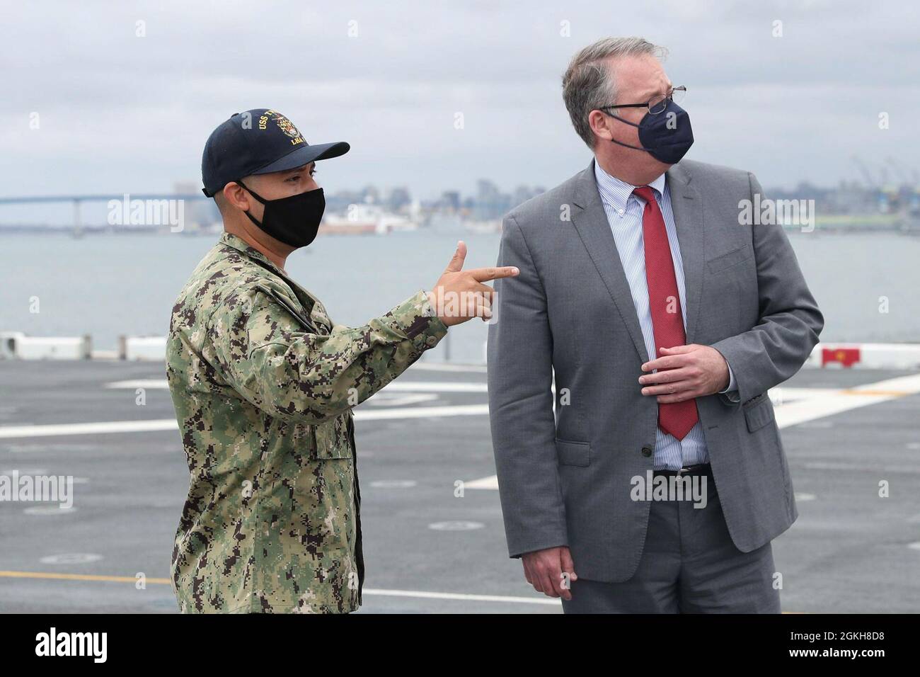 210421-N-TT639-1042 SAN DIEGO (21 aprile 2021) – il Segretario di Stato della Marina Thomas W. Harker parla con Aviation Boatswain’s Mate (handling) II Classe Jonathan DeLeon a bordo della nave da assalto anfibio USS Tripoli (LHA 7) durante la sua visita alla base navale di San Diego, 21 aprile. Tripoli è una nave d'assalto anfibio di classe americana, che ha la sua casa a San Diego. Foto Stock