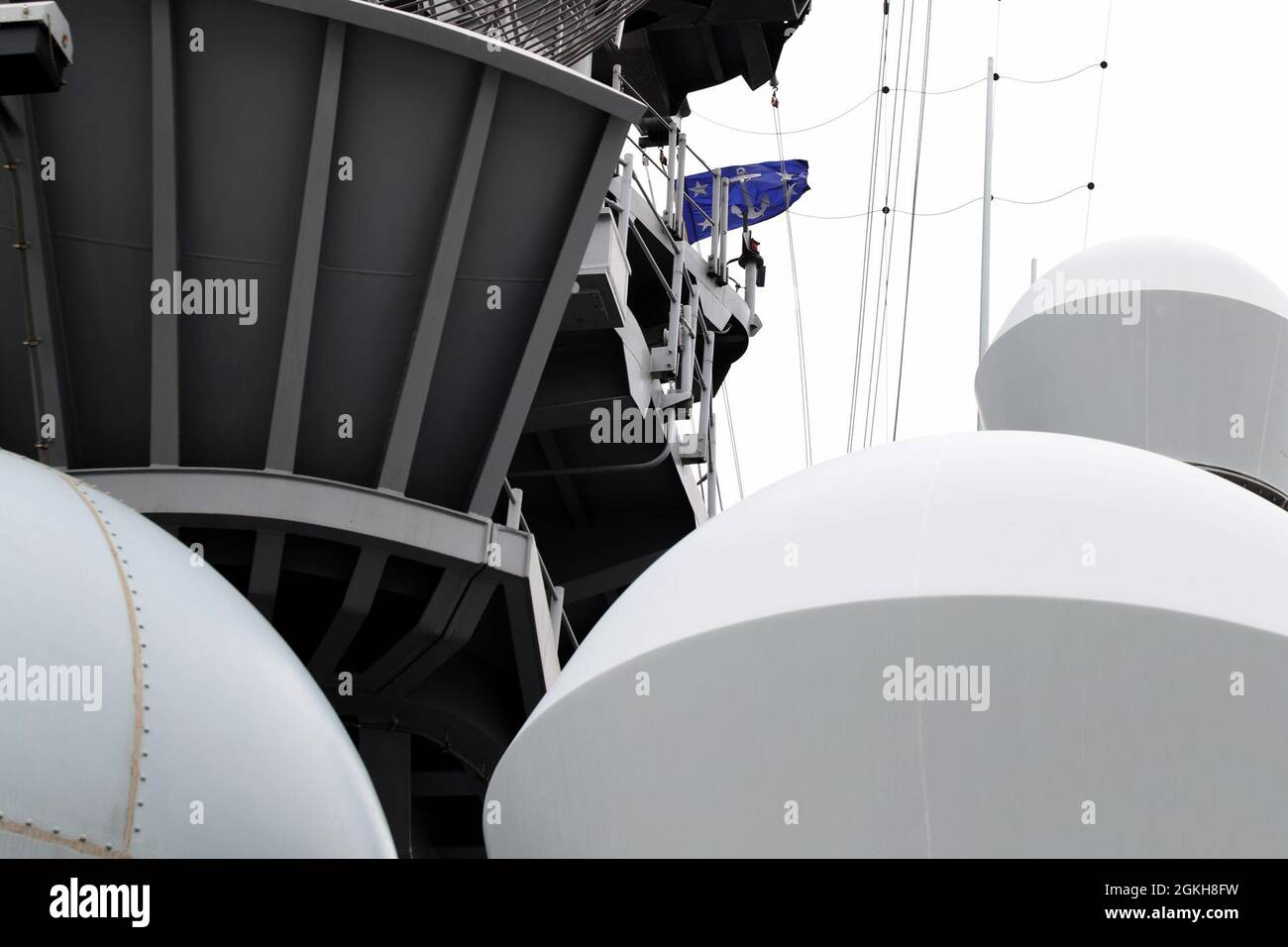 210421-N-XN177-1009 SAN DIEGO (21 aprile 2021) – la bandiera del Segretario della Marina vola a bordo della nave d'assalto anfibio USS Tripoli (LHA 7) durante una visita del Segretario della Marina Thomas W. Harker, aprile 21. Tripoli è una nave d'assalto anfibio di classe americana, che ha la sua casa a San Diego. Foto Stock
