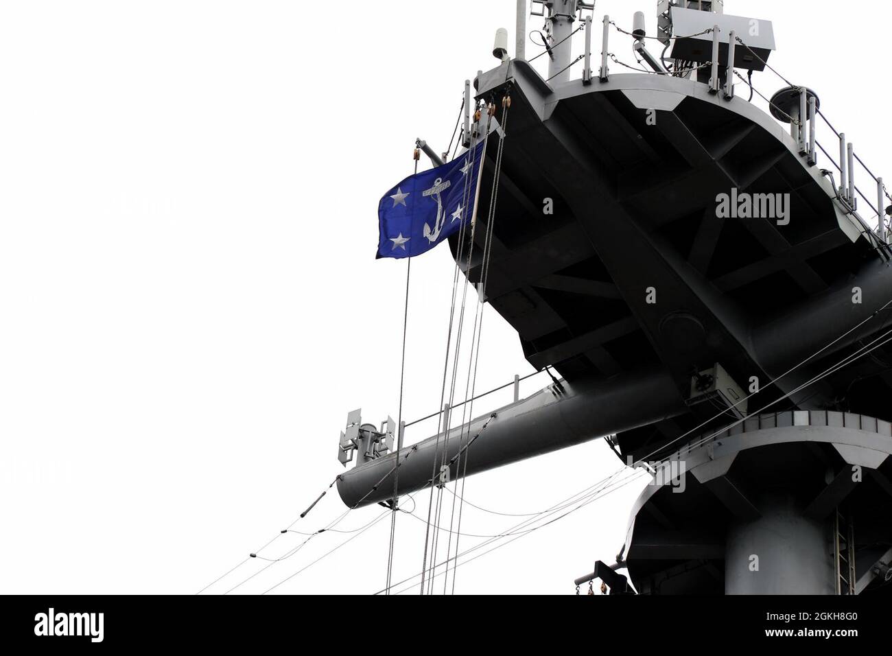 210421-N-XN177-1031 SAN DIEGO (21 aprile 2021) – la bandiera del Segretario della Marina vola a bordo della nave d'assalto anfibio USS Tripoli (LHA 7) durante una visita del Segretario della Marina Thomas W. Harker, aprile 21. Tripoli è una nave d'assalto anfibio di classe americana, che ha la sua casa a San Diego. Foto Stock