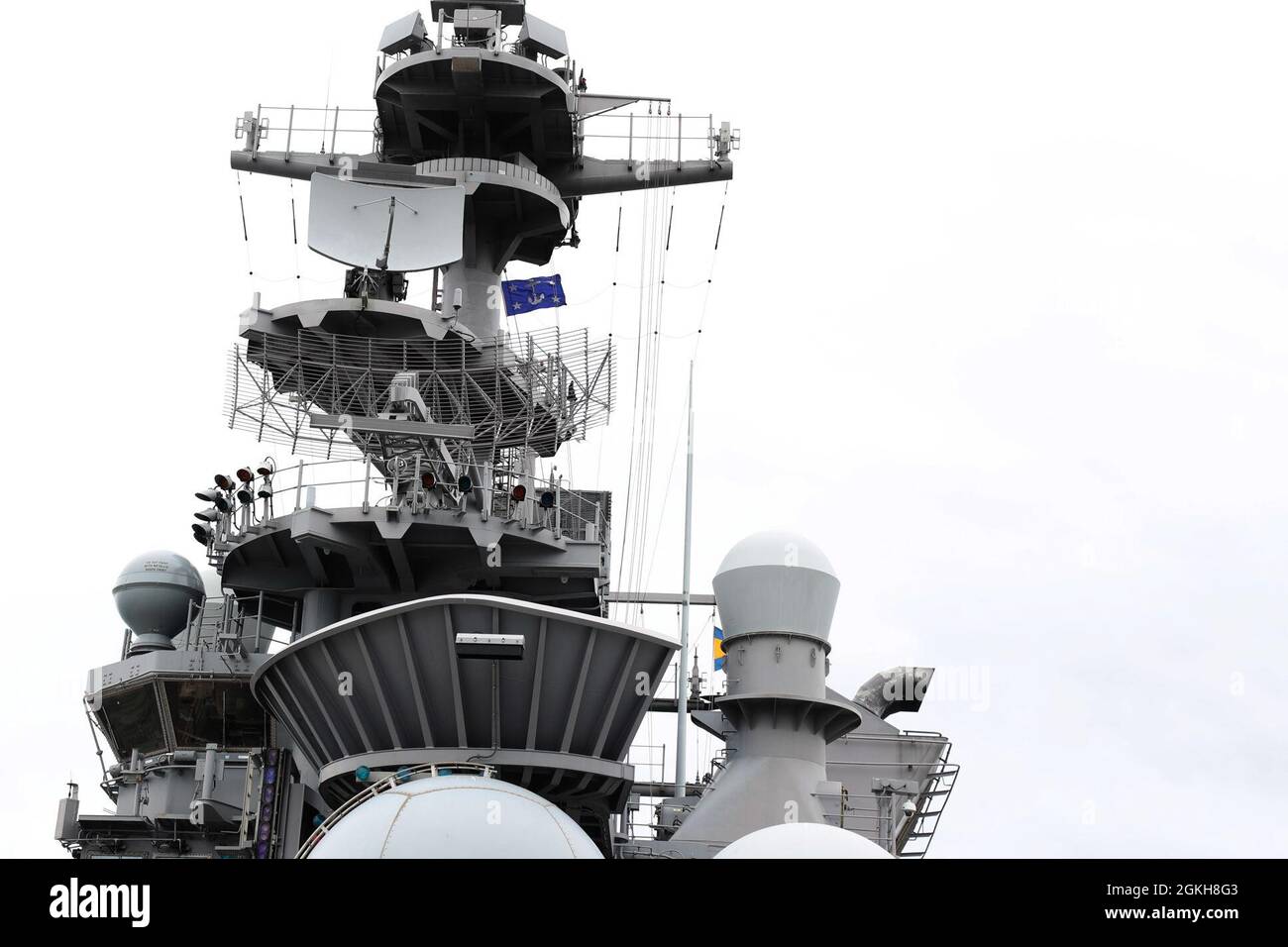 210421-N-XN177-1005 SAN DIEGO (21 aprile 2021) – la bandiera del Segretario della Marina vola a bordo della nave d'assalto anfibio USS Tripoli (LHA 7) durante una visita del Segretario della Marina Thomas W. Harker, aprile 21. Tripoli è una nave d'assalto anfibio di classe americana, che ha la sua casa a San Diego. Foto Stock