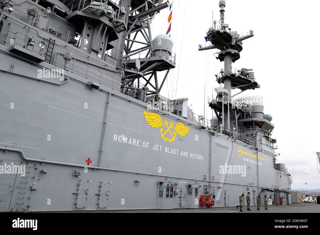 210421-N-XN177-1026 SAN DIEGO (21 aprile 2021) – la bandiera del Segretario della Marina vola a bordo della nave d'assalto anfibio USS Tripoli (LHA 7) durante una visita del Segretario della Marina Thomas W. Harker, aprile 21. Tripoli è una nave d'assalto anfibio di classe americana, che ha la sua casa a San Diego. Foto Stock