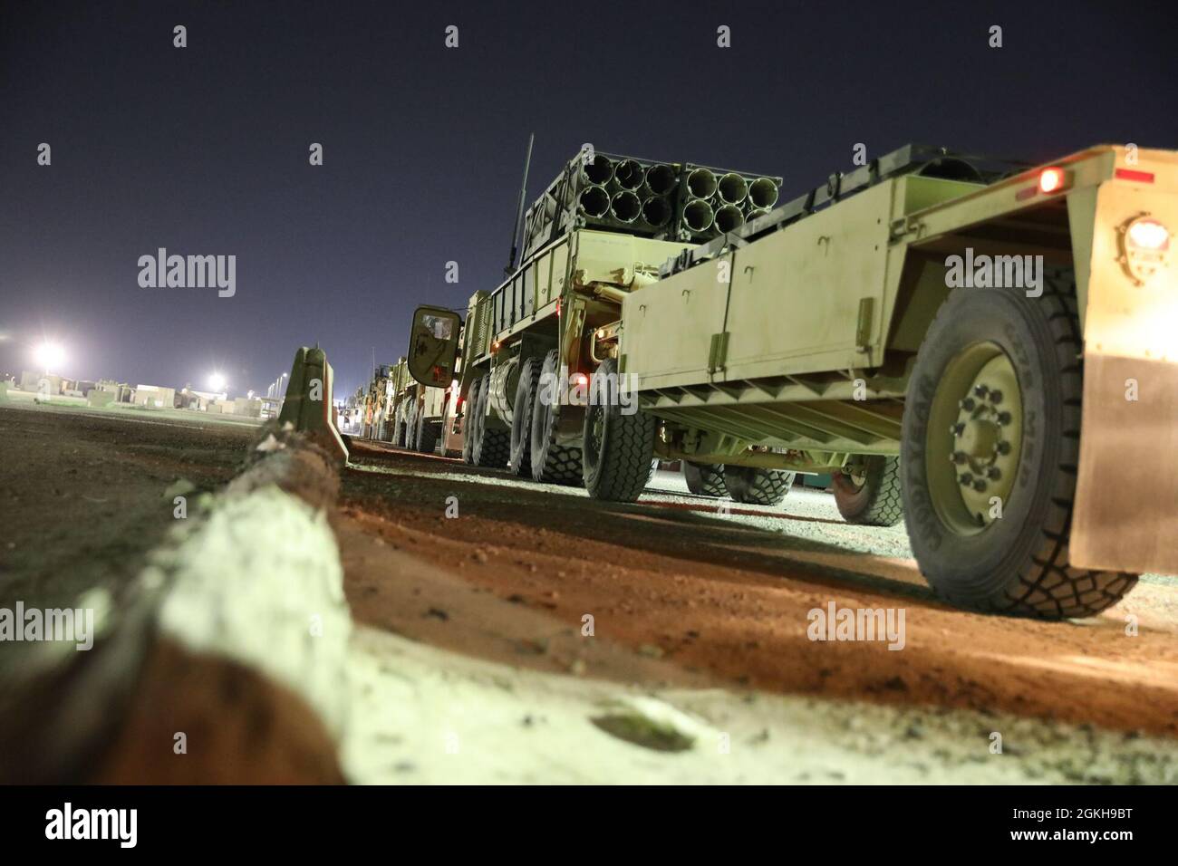 Un veicolo di riapprovvigionamento appartenente alla Task Force Iron Valor stages a Camp Arifjan, Kuwait, 21 aprile 2021. TF Iron Valor ha completato l’esercizio di convalida alla fine di aprile 2021. L'esercizio comprendeva convogli, voli e operazioni sul campo. Foto Stock