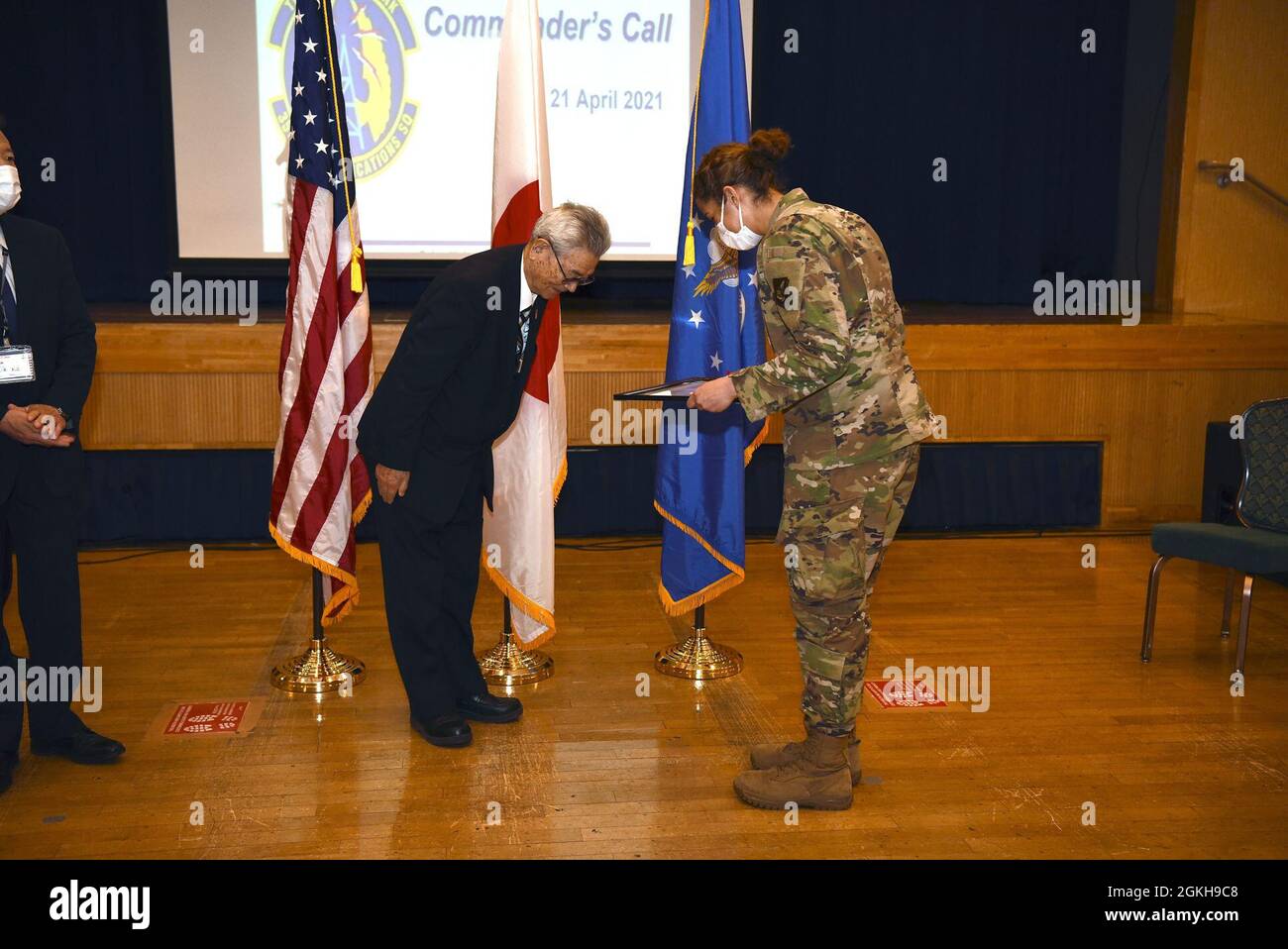 Hannah Tatum, 35esimo tecnico dei sistemi di trasmissione a radiofrequenza dello Squadron della comunicazione degli Stati Uniti, accetta una lettera di apprezzamento da parte del Vice Presidente sociale di Misawa, Ishi Numata, durante una chiamata generale alla base aerea di Misawa, 21 aprile 2021. Tatum è la seconda persona a ricevere una lettera di apprezzamento individuale per il suo lavoro in “Jido-kan”, o dopo programma scolastico. Di solito, una lettera di ringraziamento viene inviata all'intero programma una volta all'anno. Foto Stock