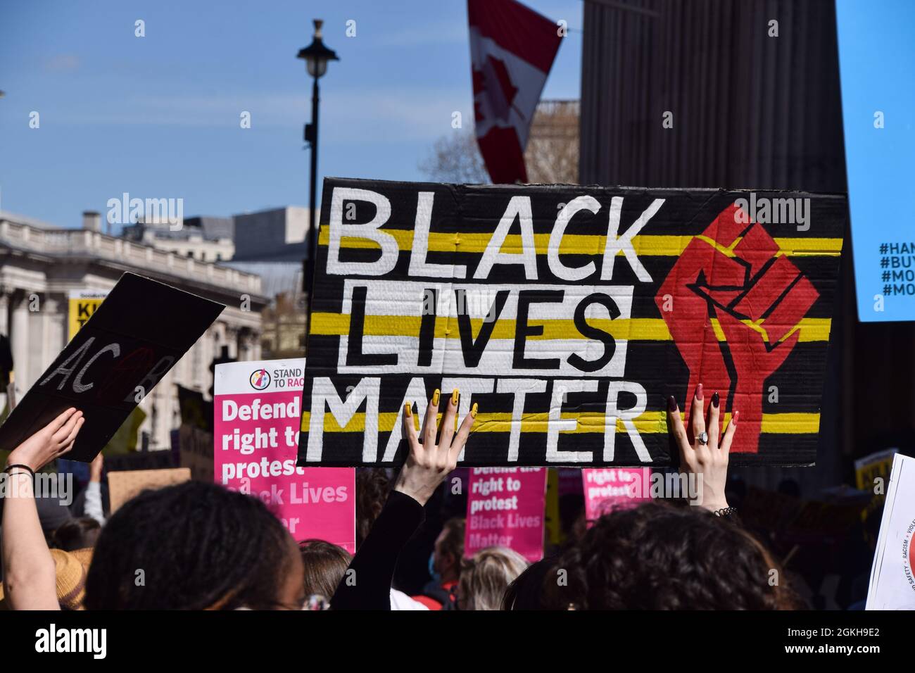 Londra, Regno Unito. 17 aprile 2021. I dimostranti hanno un banner di Black Lives Matter alla protesta Kill the Bill. Le folle marciarono attraverso il centro di Londra per protestare contro la polizia, il crimine, la condanna e il tribunale Bill. Foto Stock