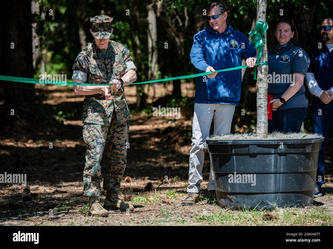 Il Colon Timothy R. Dremann, Marine Corps Recruit Depot Parris Island Chief of staff, taglia il nastro che accoglie i patroni per la passeggiata nella natura durante una cerimonia sul Marine Corps Recruit Depot Parris Island, S.C. 22 aprile 2021. Questa cerimonia si svolgerà sulle ali del deposito che ha vinto il 2021 Secretary of the Navy Environmental Award, che ha riconosciuto il deposito per l'eccellenza nell'integrazione degli sforzi di sostenibilità ambientale e operativa e mitigando gli impatti dalle tempeste e dall'aumento del livello del mare fino al 2065. Foto Stock