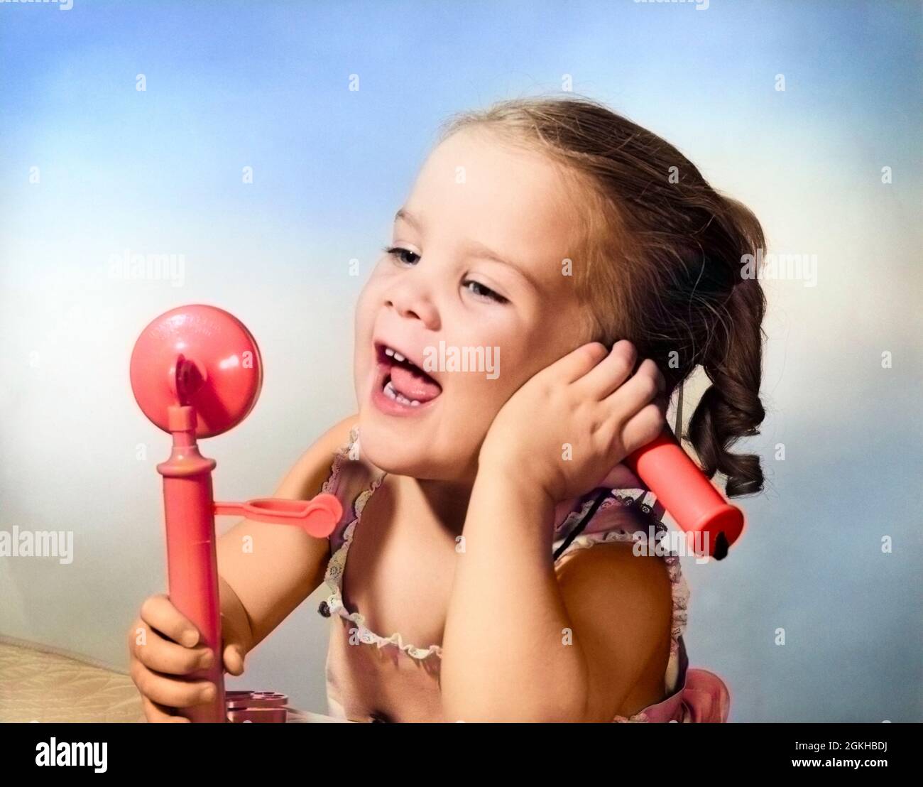 1950S HAPPY LITTLE GIRL PARLARE IN TOY TELEFONO - J8128C DEB001 HARS COPIA SPAZIO ISPIRAZIONE FIDUCIA B&W FELICITÀ TESTA E SPALLE ALLEGRO NETWORKING DIVERTIMENTO RICREAZIONE IN SORRISI IMMAGINAZIONE GIOIOSO ELEGANTE CANDELABRO TELEFONO DEB001 GIOVANI RILASSAMENTO NERO E BIANCO ETNIA CAUCASICA VECCHIO STILE Foto Stock