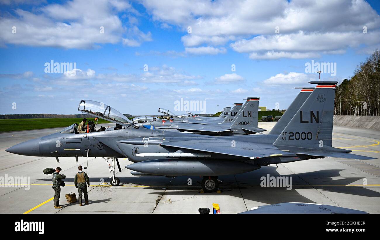 Un F-15E Sciopero Eagle assegnato al 494° Fighter Squadron è statico durante un'esercitazione Agile Combat Employment, Agile Liberty, presso la base aerea di Łask, Polonia, 22 aprile 2021. La formazione con alleati e partner congiunti e combinati è essenziale per il successo del concetto Agile Combat Employment, aumenta la letalità della 48a ala combattente e migliora l’interoperabilità; consentendo alle nostre forze di contrastare l’aggressione militare e la coercizione condividendo le responsabilità per la difesa comune. Foto Stock
