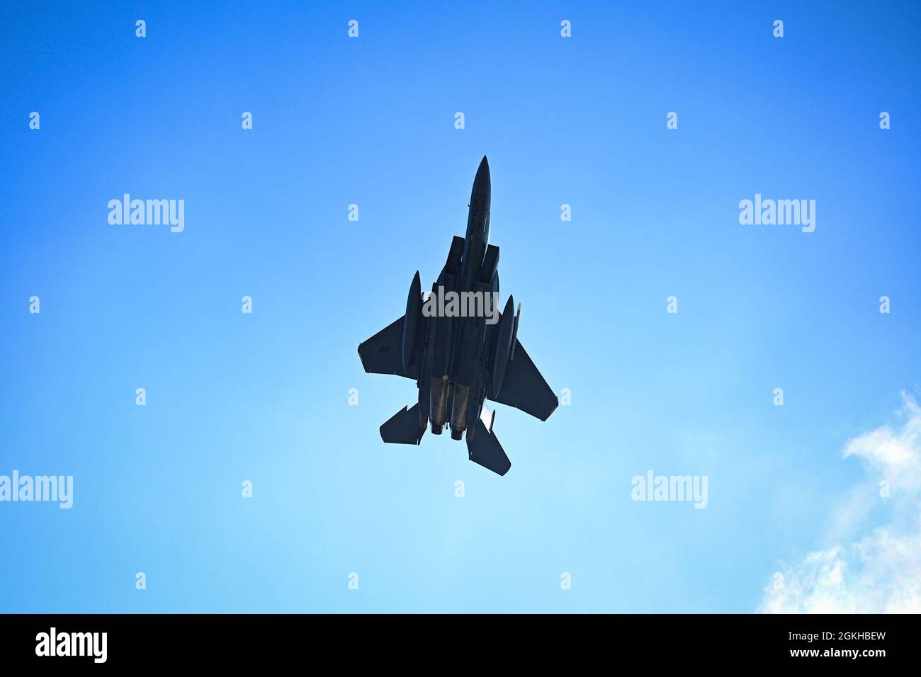 Un F-15E Sciopero Eagle assegnato al 494° Fighter Squadron vola sulla linea del fuoco durante un Agile Combat Employment Exercise, Agile Liberty, presso la base aerea di Łask, Polonia, 22 aprile 2021. La formazione con alleati e partner congiunti e combinati è essenziale per il successo del concetto Agile Combat Employment, aumenta la letalità della 48a ala combattente e migliora l’interoperabilità; consentendo alle nostre forze di contrastare l’aggressione militare e la coercizione condividendo le responsabilità per la difesa comune. Foto Stock