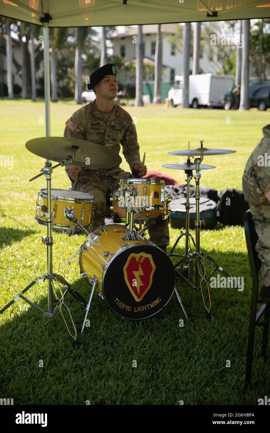 Un 25° Soldato della Divisione Fanteria suona la batteria il 22 aprile durante la cerimonia Flying V tenutasi presso lo storico Palm Circle, Fort Shafter, Hawaii. La cerimonia Flying V tradizionalmente accoglie o onora i funzionari dell'Esercito senior quando assumono doveri o si allontanano da USARPAC. La “V” si riferisce al modo in cui i colori vengono pubblicati durante la cerimonia, che è a forma di V. Foto Stock