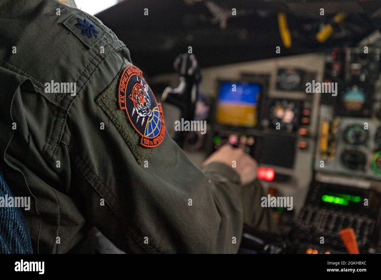 Tom Cervini prepara la sua KC-135R Stratotanker per una missione di rifornimento aereo sulla Joint base McGuire-Dix-Lakehurst, N.J., 22 aprile 2021. Foto Stock